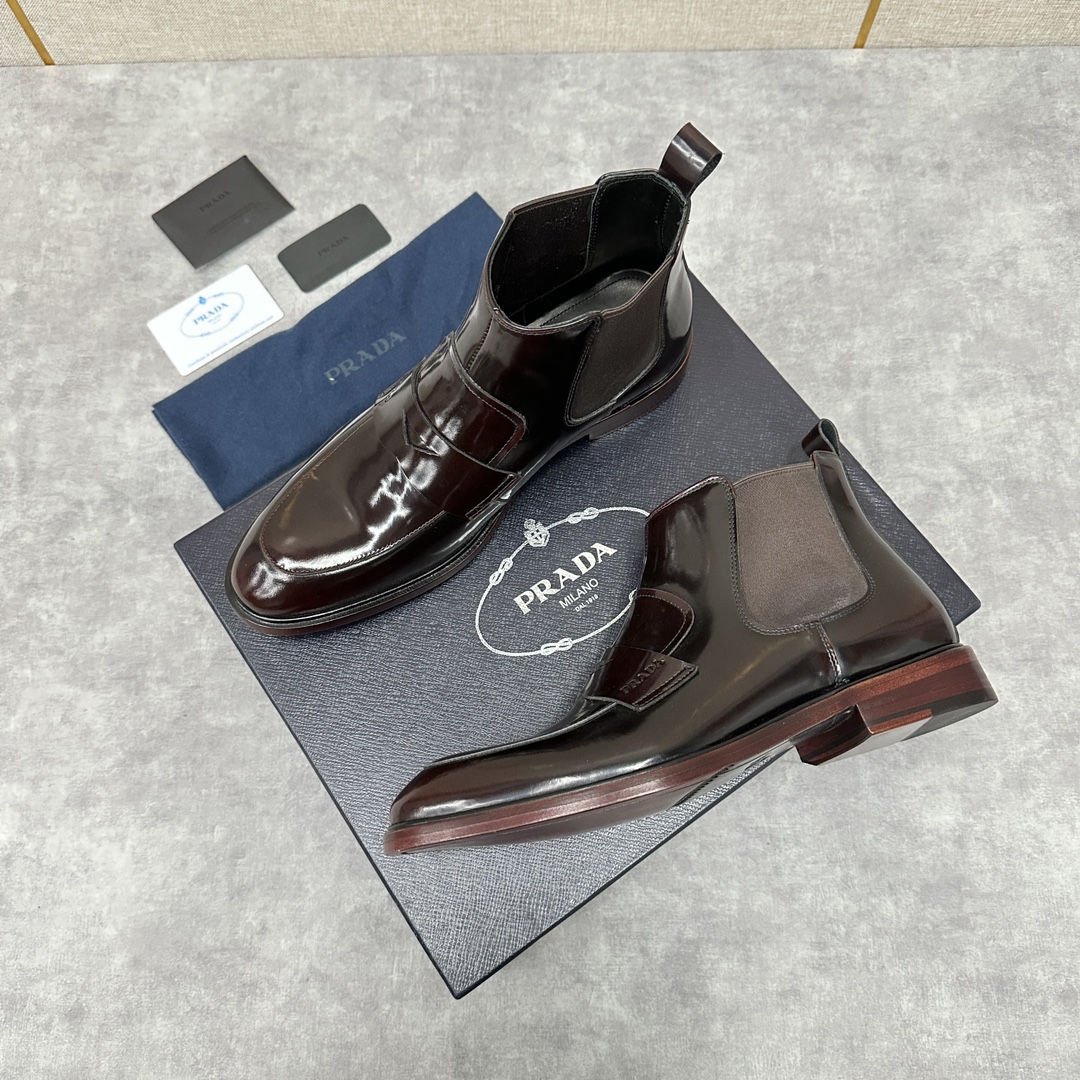P家新品Saffiano皮革切尔西短靴最新官方秀场压轴款式采用进口牛皮/开边珠牛皮打造侧面配有弹力松紧带