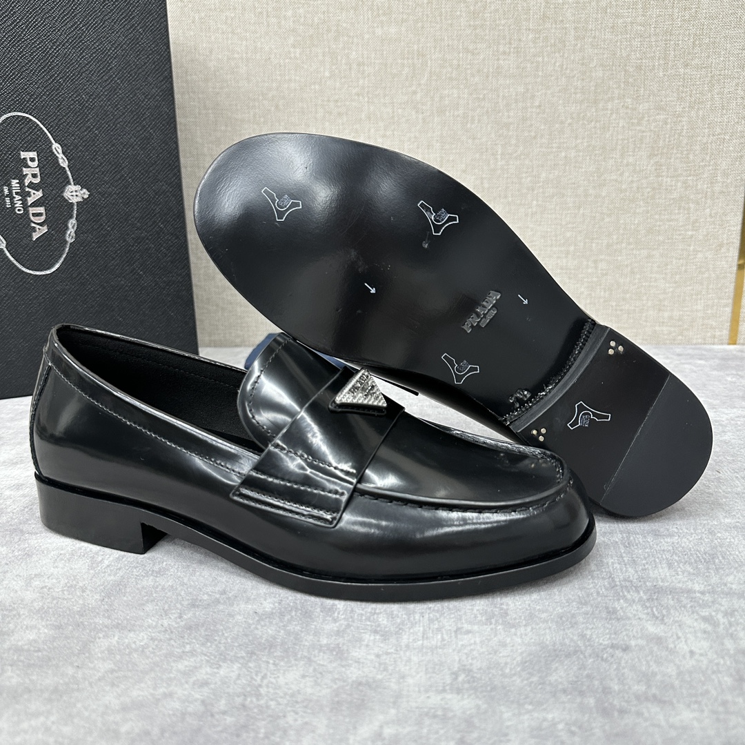P家新品Prad*普拉-达新款Saffiano系列男士乐福鞋皮鞋以开边珠雾面皮小牛皮为鞋面皮质细腻有光泽