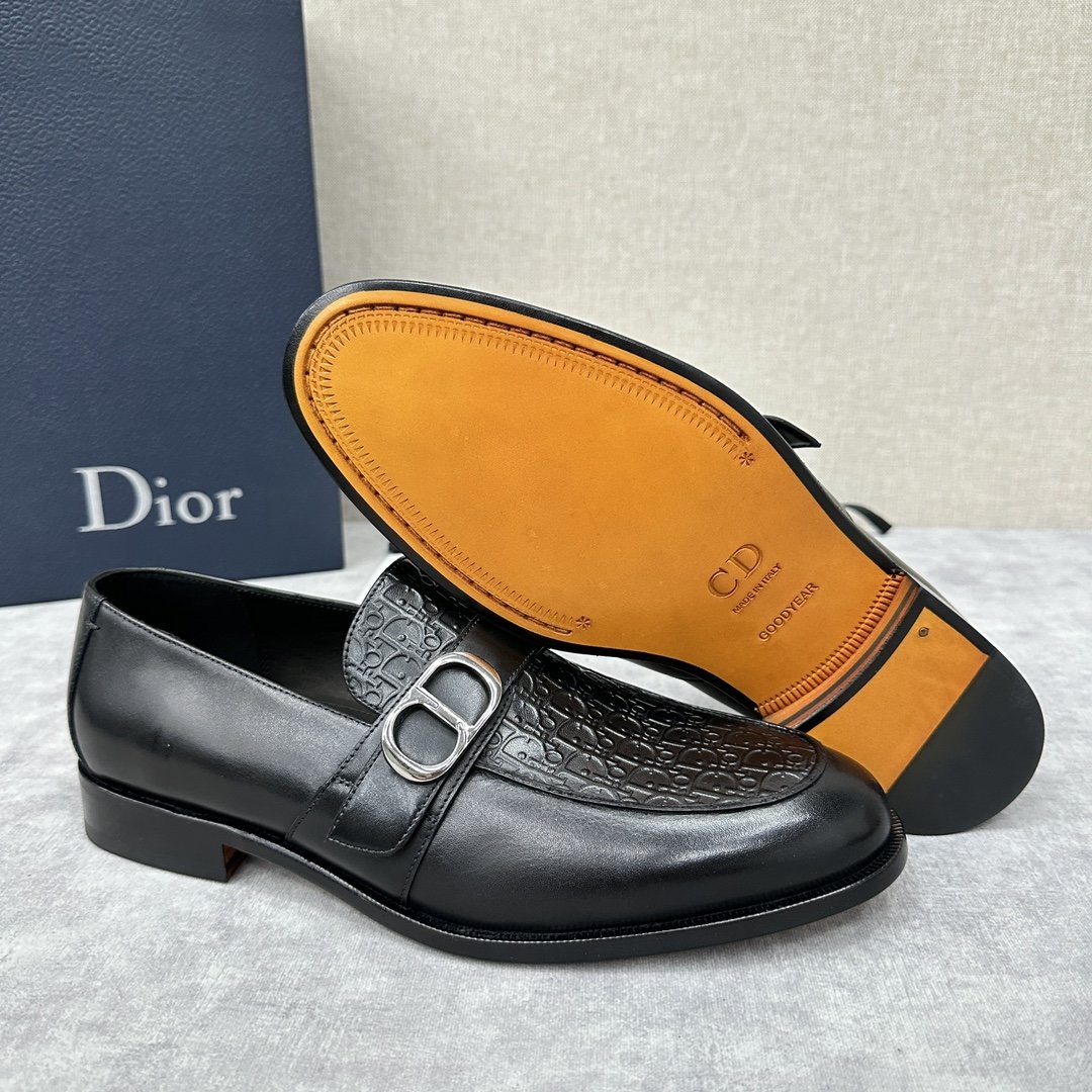 CD家新品DIO*TIMELESS乐福鞋皮鞋官方8,400这款乐福鞋体现经典的优雅气质采用黑色牛皮/开边