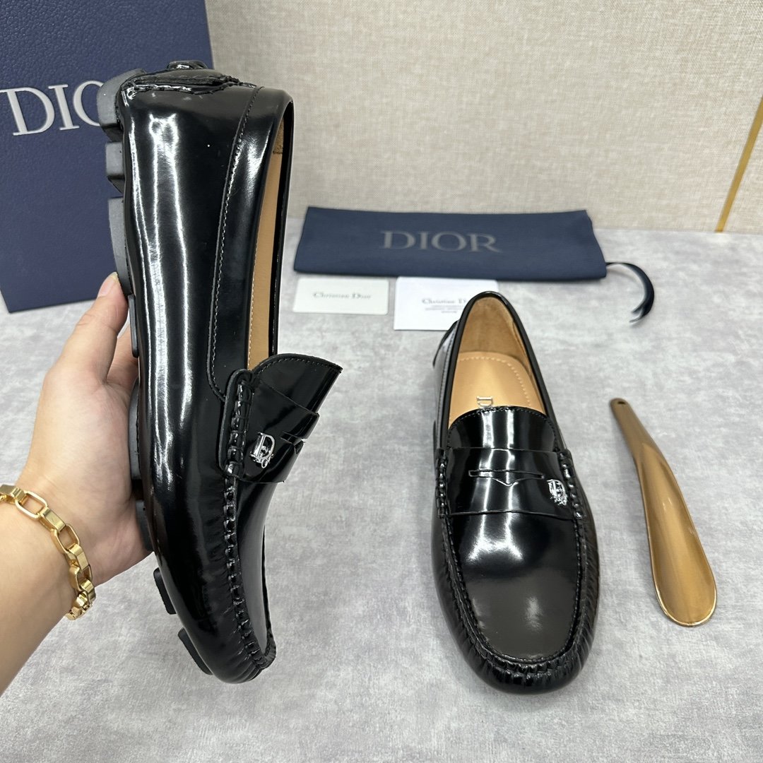 CD迪-奥新品男士套脚豆豆鞋这款乐福鞋延续标志性的正装鞋履轮廓以更加优雅的设计呈现精致手工缝线做工细节完