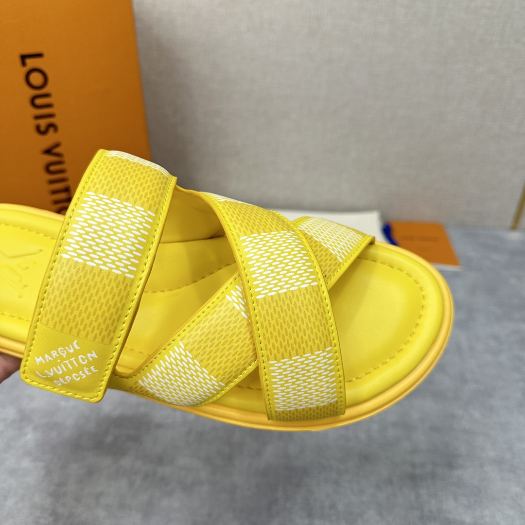 L家夏季新品L*VOASIS凉拖官方6,500本款Oasis拖鞋取材于经典Damier撞色帆布打造鞋面采