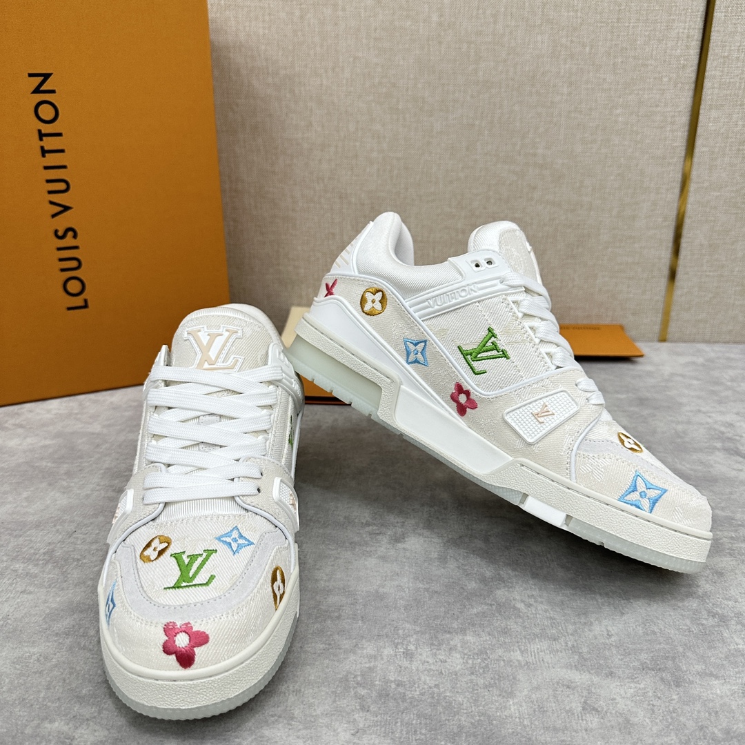 L家新品L*V路易新款TRAINER系列运动鞋以Monogram丹宁布牛仔布玩味刺绣色彩和比例玄机讲述V