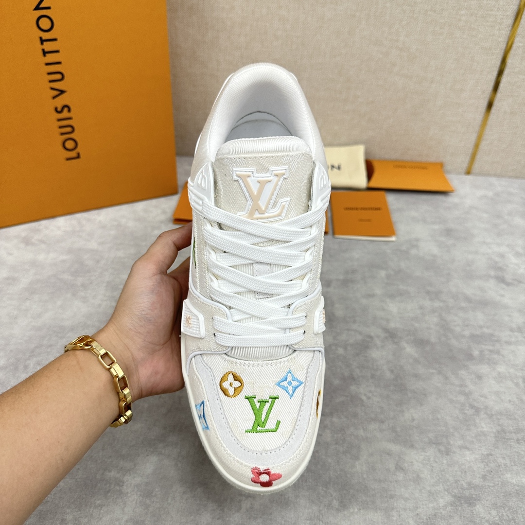 L家新品L*V路易新款TRAINER系列运动鞋以Monogram丹宁布牛仔布玩味刺绣色彩和比例玄机讲述V