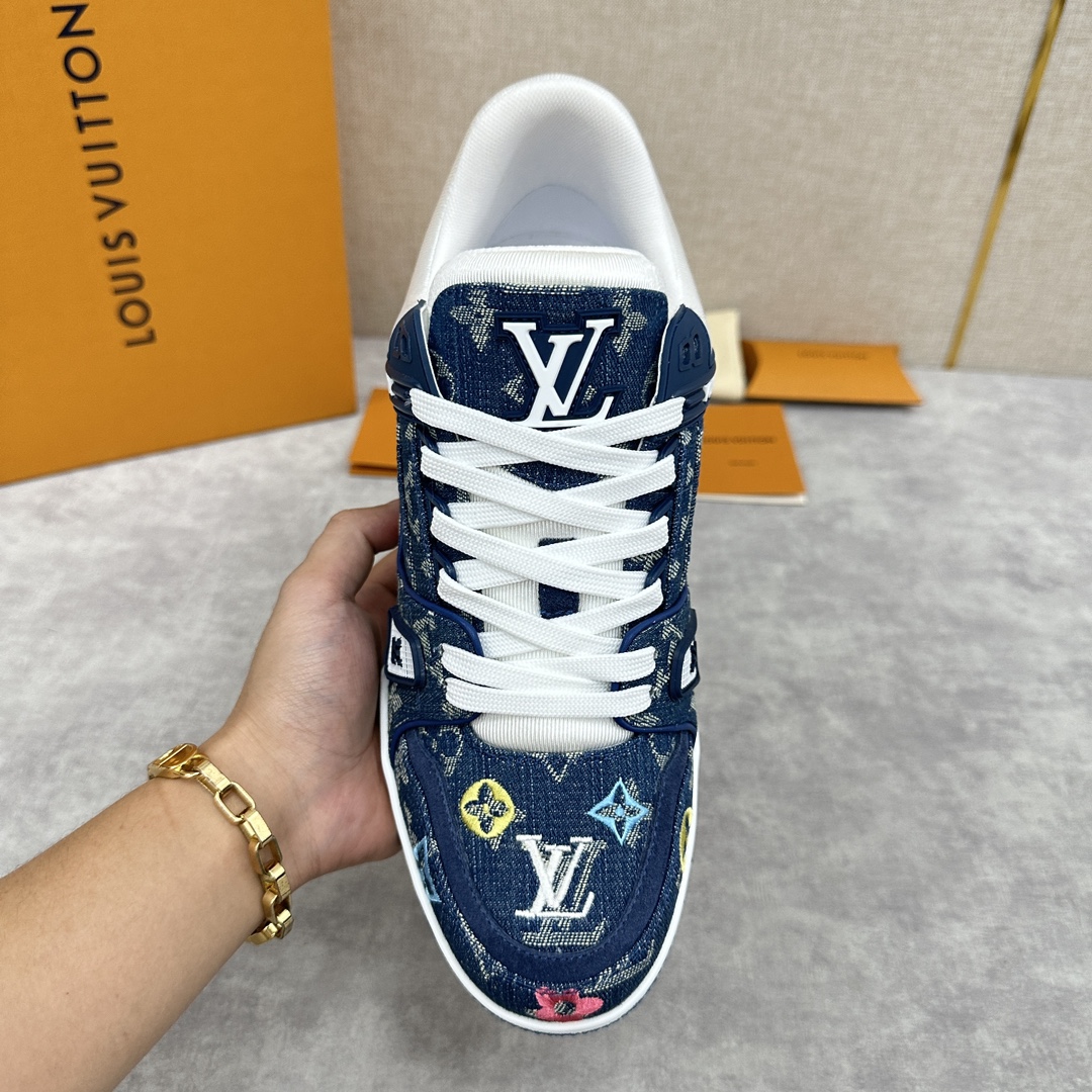 L家新品L*V路易新款TRAINER系列运动鞋以Monogram丹宁布牛仔布玩味刺绣色彩和比例玄机讲述V