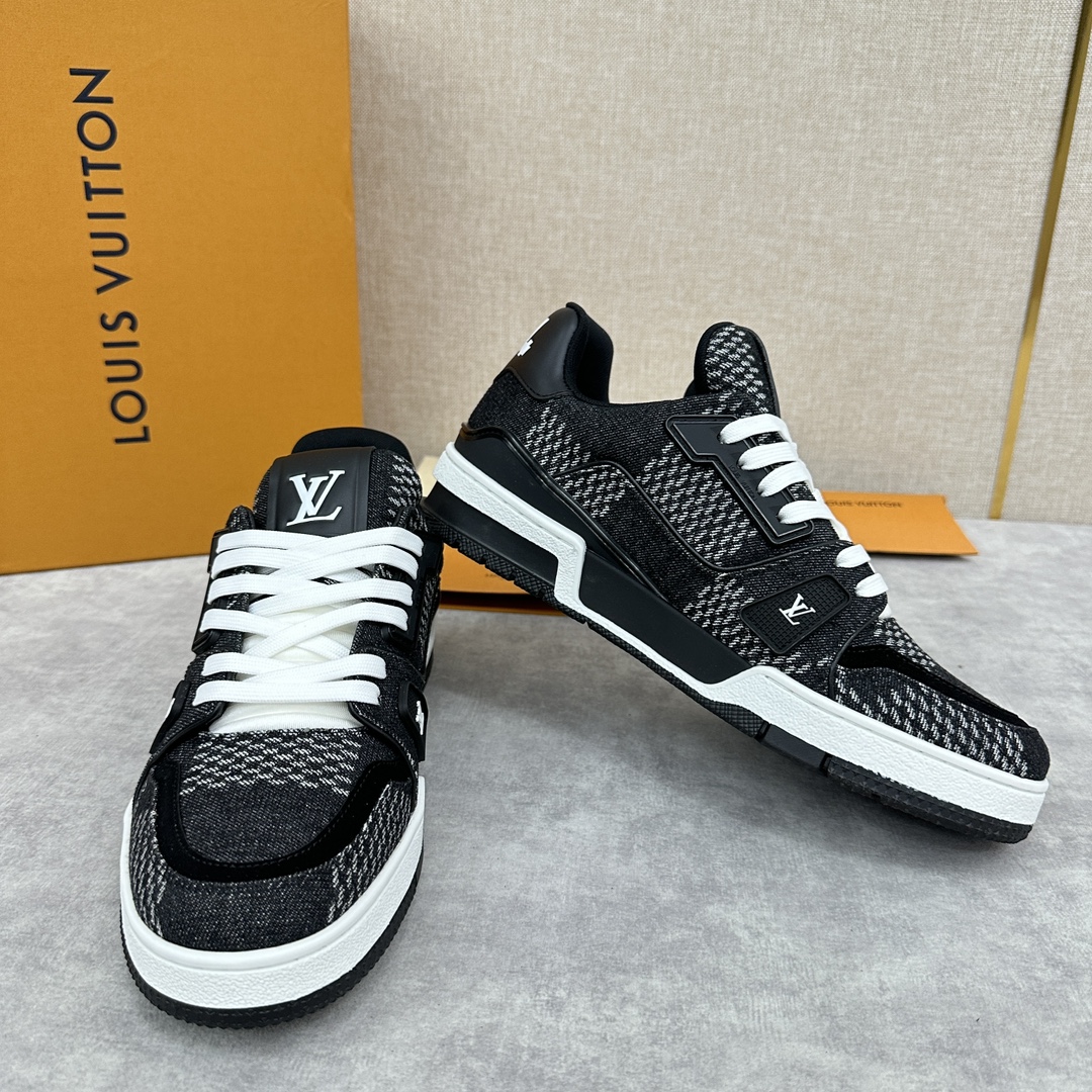 L家新品TRAINER运动鞋系列官方10,700本款L*VTrainer运动鞋选用Damier3D丹宁布