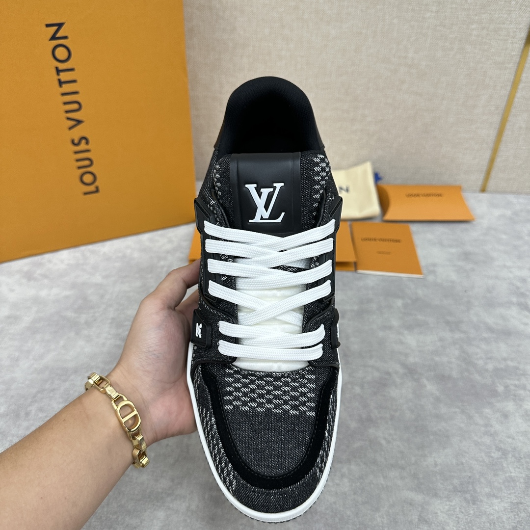 L家新品TRAINER运动鞋系列官方10,700本款L*VTrainer运动鞋选用Damier3D丹宁布