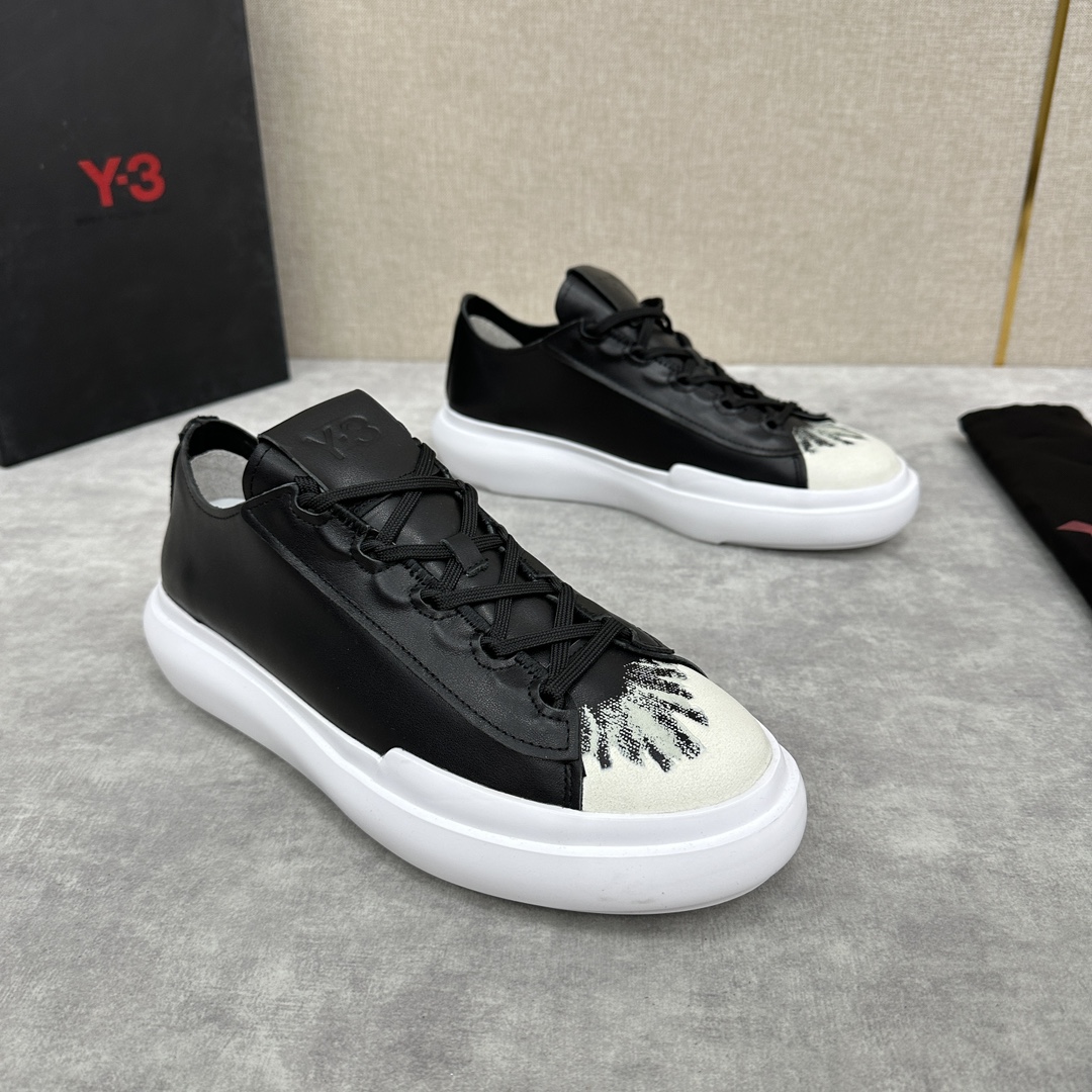 Y-3新品官网同步休闲鞋板鞋老头山本-耀司操刀重回经典的黑白配色搭配涂鸦鞋头系带休闲鞋百搭款式厚底男士板