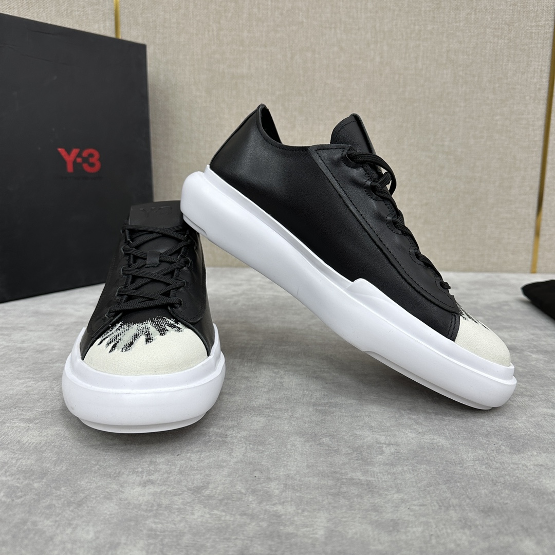 Y-3新品官网同步休闲鞋板鞋老头山本-耀司操刀重回经典的黑白配色搭配涂鸦鞋头系带休闲鞋百搭款式厚底男士板