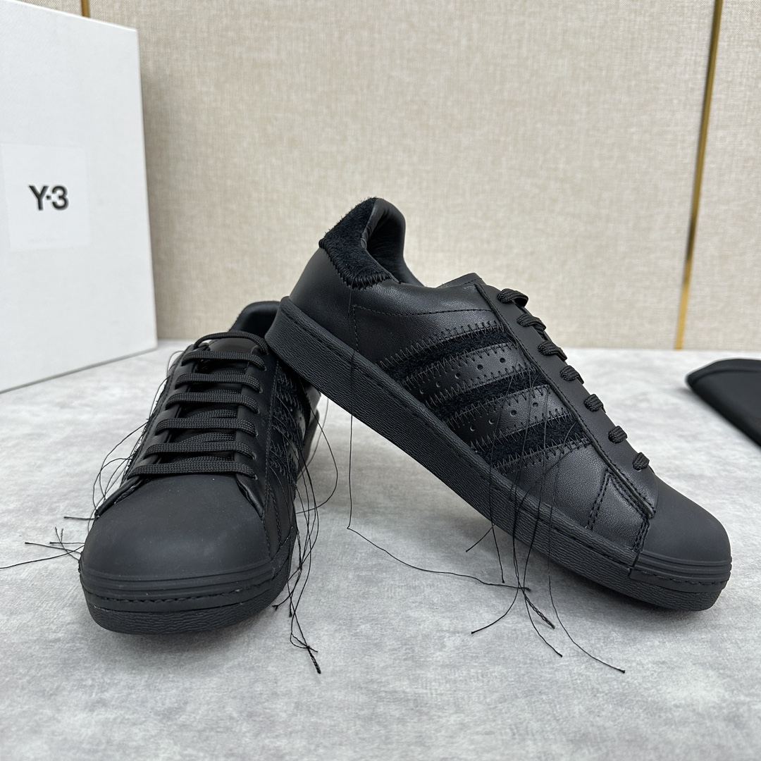 Y-3&阿迪-达斯新品超级巨星休闲运动板鞋Y-3对阿迪达斯SUPERSTAR鞋履的演绎灵感来自传统的SA