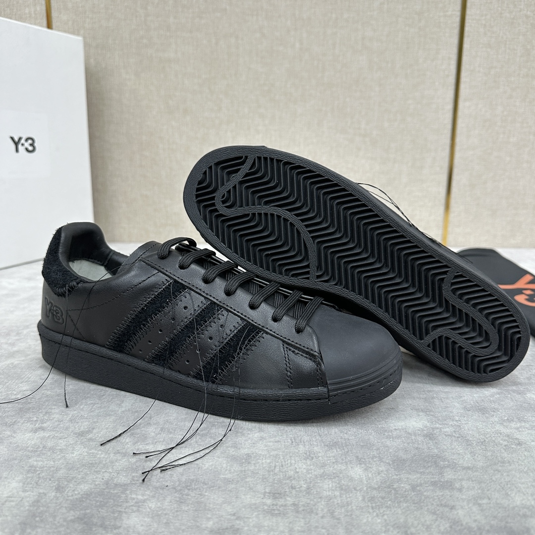 Y-3&阿迪-达斯新品超级巨星休闲运动板鞋Y-3对阿迪达斯SUPERSTAR鞋履的演绎灵感来自传统的SA