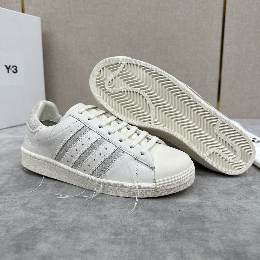 Y-3&阿迪-达斯新品超级巨星休闲运动板鞋Y-3对阿迪达斯SUPERSTAR鞋履的演绎灵感来自传统的SA