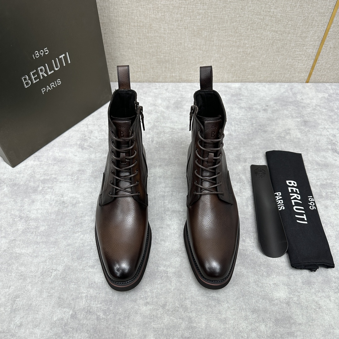 Bruid/Berlut* Autumn and Winter new men''s Alessio Scritto pattern leather boots official prices RMB ￥ 22, jddzed high -top band boots with small square toe with raised soles. The fusion shows the unique style and design details. Use imported granular leather handmade color to make the classic asymmetric scritto pattern pressure printing logo upper. The black -gray leather/connotative patina warm brown tone original version of the original version of the EVA foam is super light and super comfortable! Interpret the eclectic modern taste! \n standard leather shoes Number: 39 ～ 44# LBDYQB