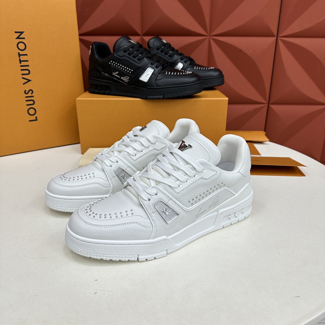 L家新品L*VTRAINER运动鞋系列官方11,700本款Trainer运动鞋为光滑牛皮革渲染缤纷色调鞋