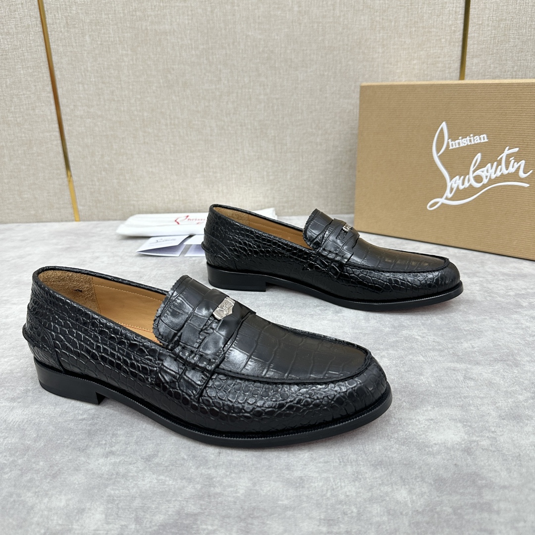 CL新品乐福鞋皮鞋Christia*Loubouti*红底鞋最新推出此款便鞋帮面采用进口擦色开边珠牛皮/