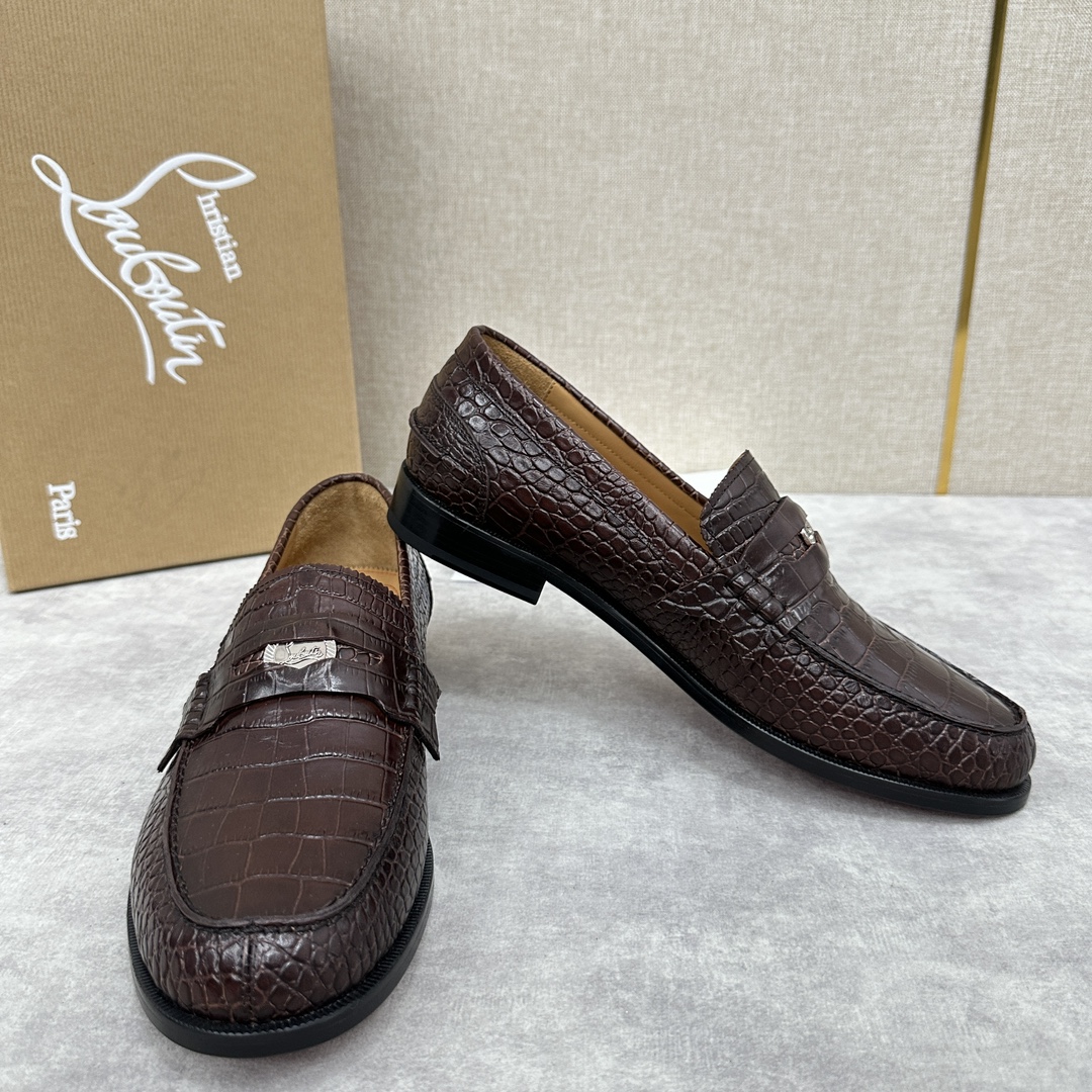 CL新品乐福鞋皮鞋Christia*Loubouti*红底鞋最新推出此款便鞋帮面采用进口擦色开边珠牛皮/
