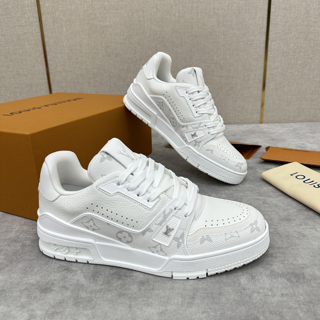 L家新品TRAINER运动鞋系列官方10,200本款L*VTrainer运动鞋选用黑色荔枝纹拼接黑白老花