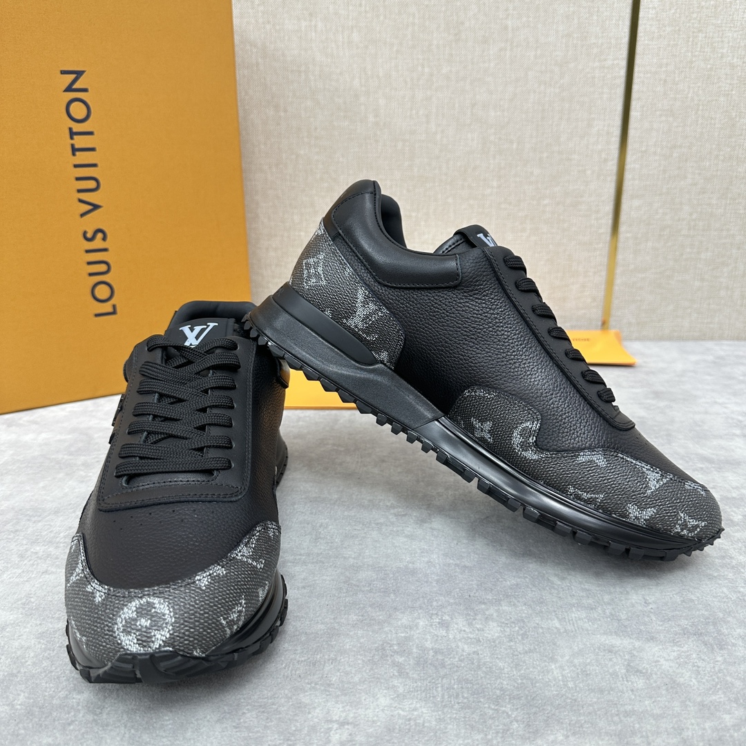 L家新款RUNAWAY男士运动鞋汲取经典跑鞋的设计精髓创造标志性RunAway运动鞋鞋面采用原版Mono