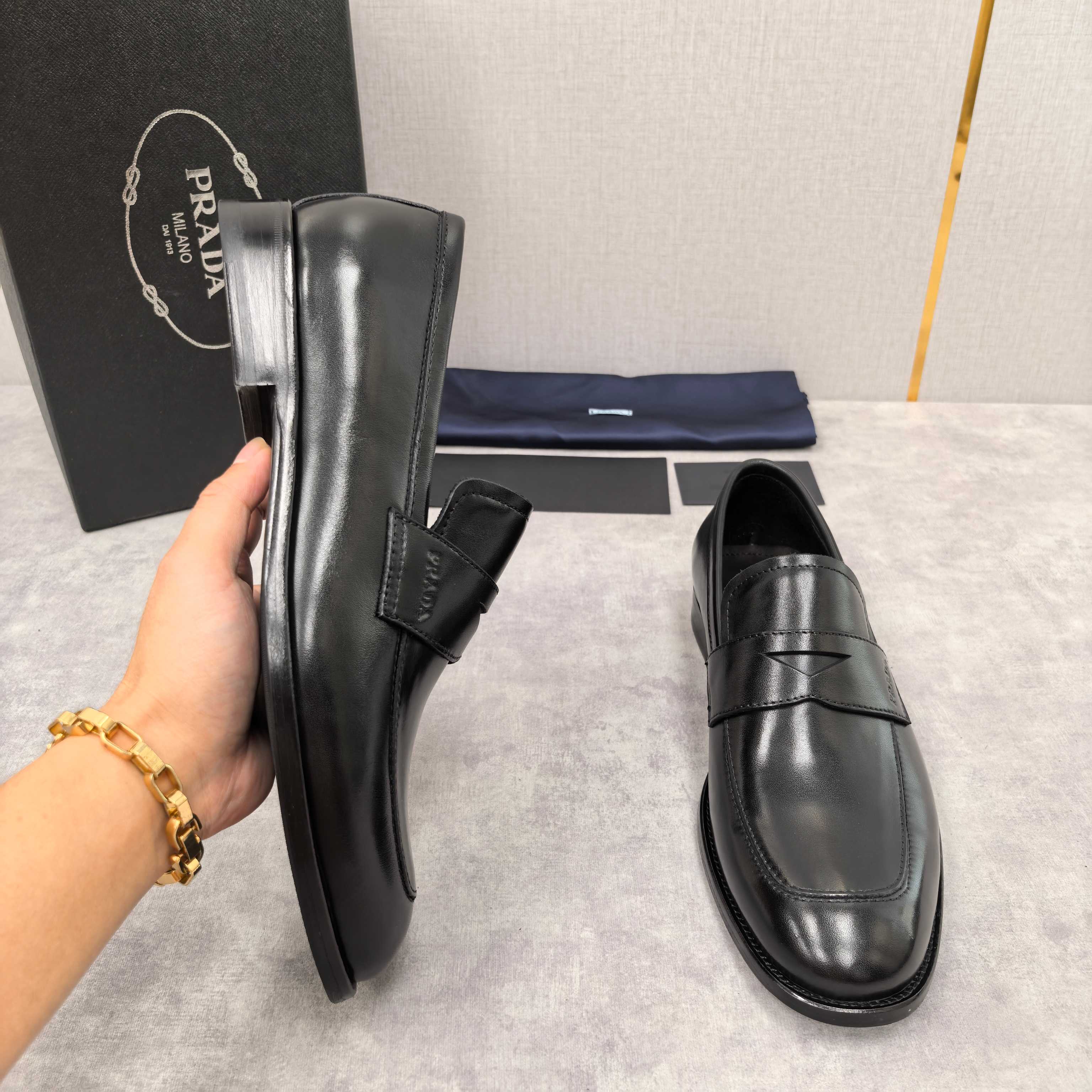 💋💍P家 渠道精品 Prad*/普拉-达  新款正装鞋 Saffiano系列男士皮革乐福鞋  采用进口小