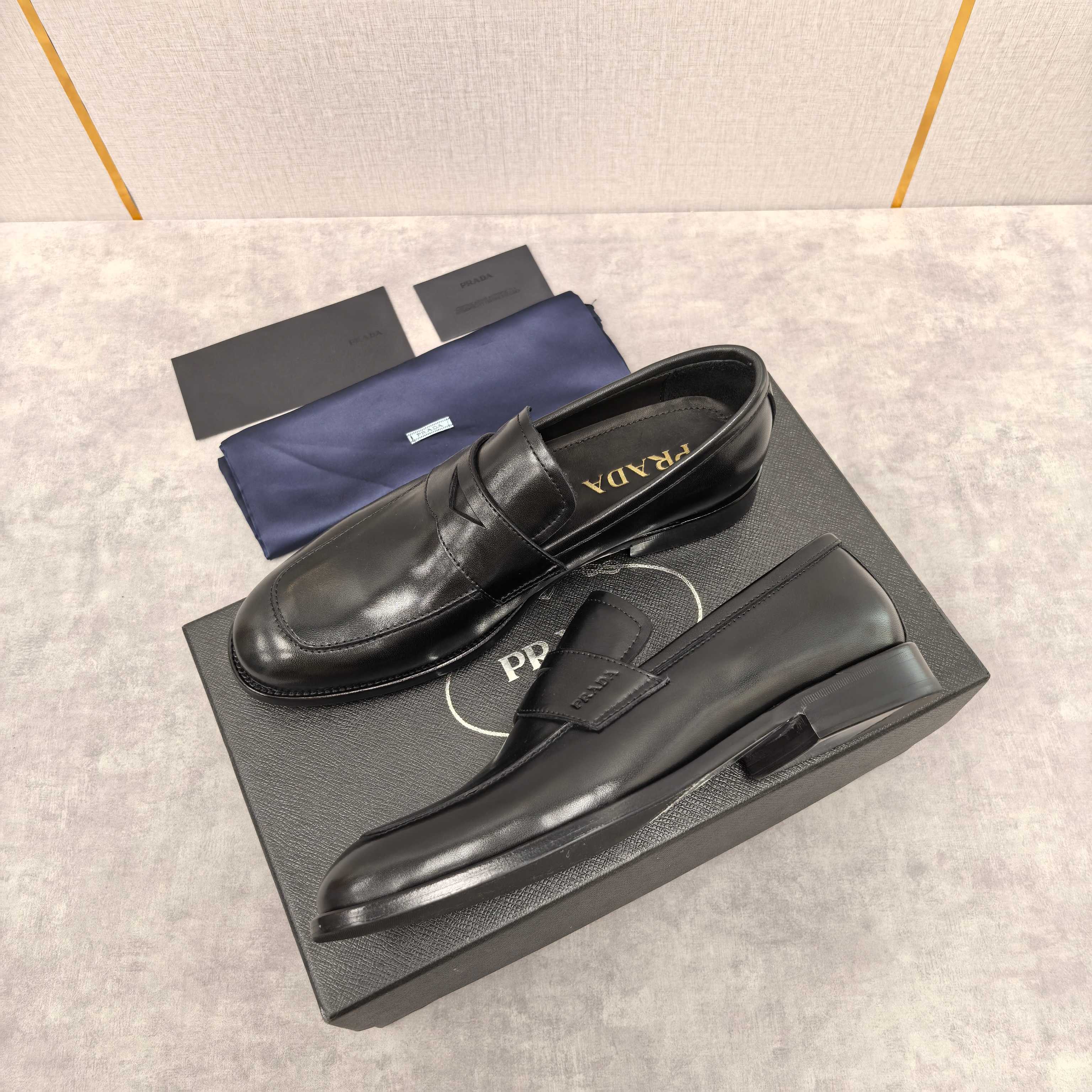 💋💍P家 渠道精品 Prad*/普拉-达  新款正装鞋 Saffiano系列男士皮革乐福鞋  采用进口小