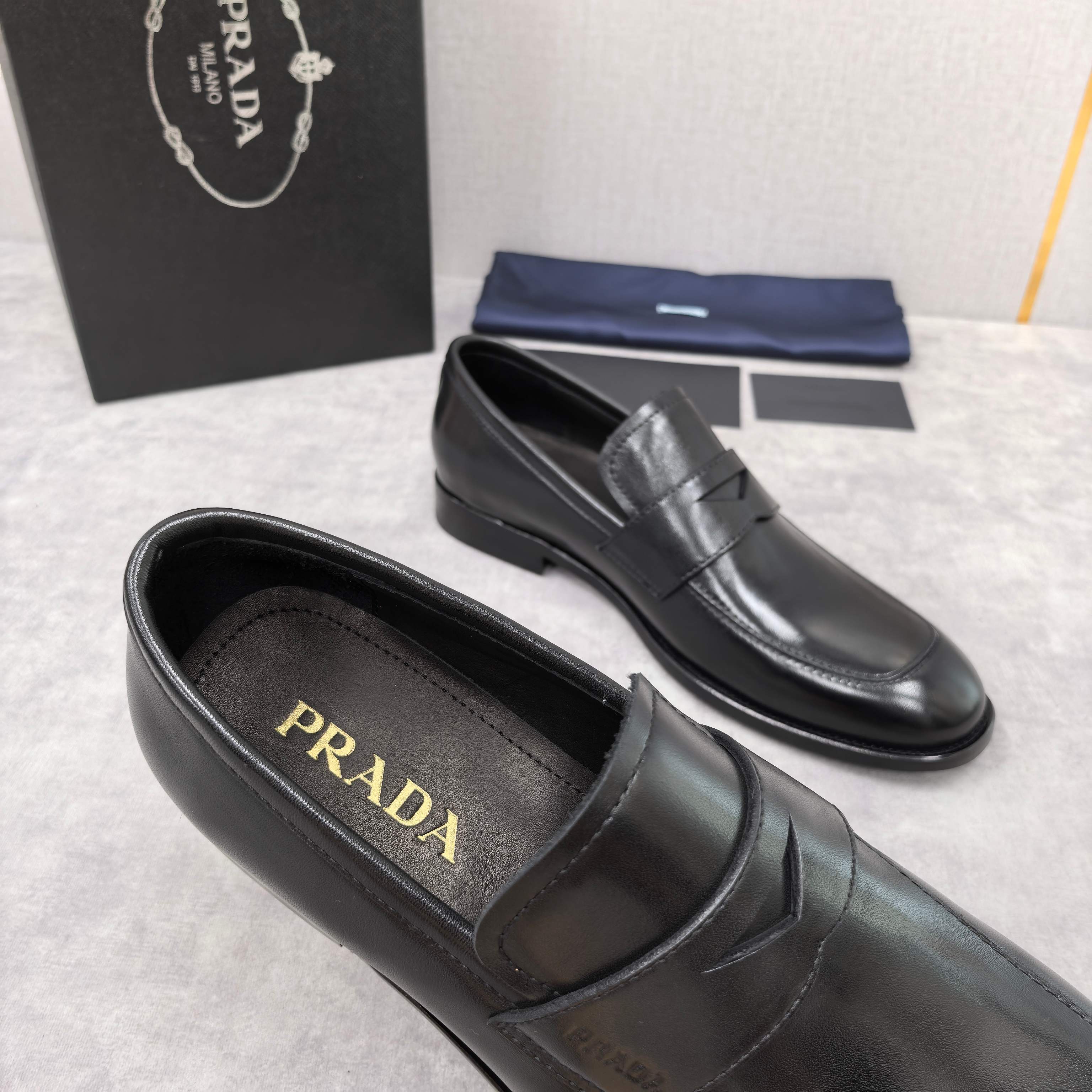 💋💍P家 渠道精品 Prad*/普拉-达  新款正装鞋 Saffiano系列男士皮革乐福鞋  采用进口小