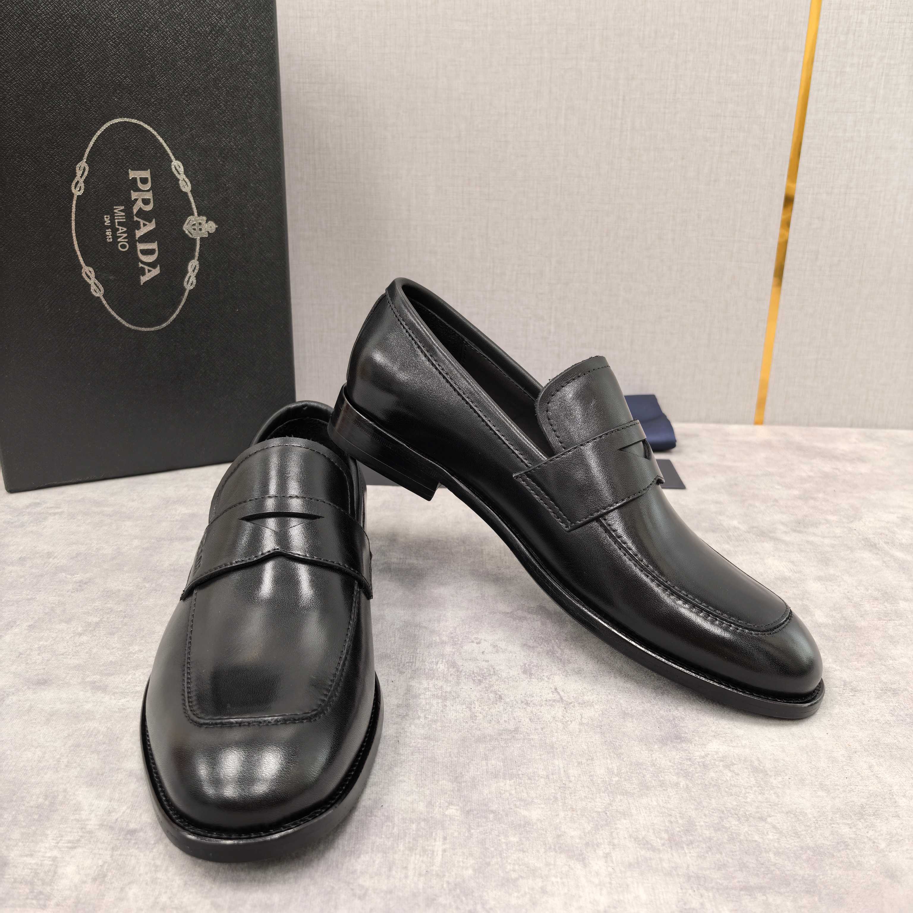 💋💍P家 渠道精品 Prad*/普拉-达  新款正装鞋 Saffiano系列男士皮革乐福鞋  采用进口小