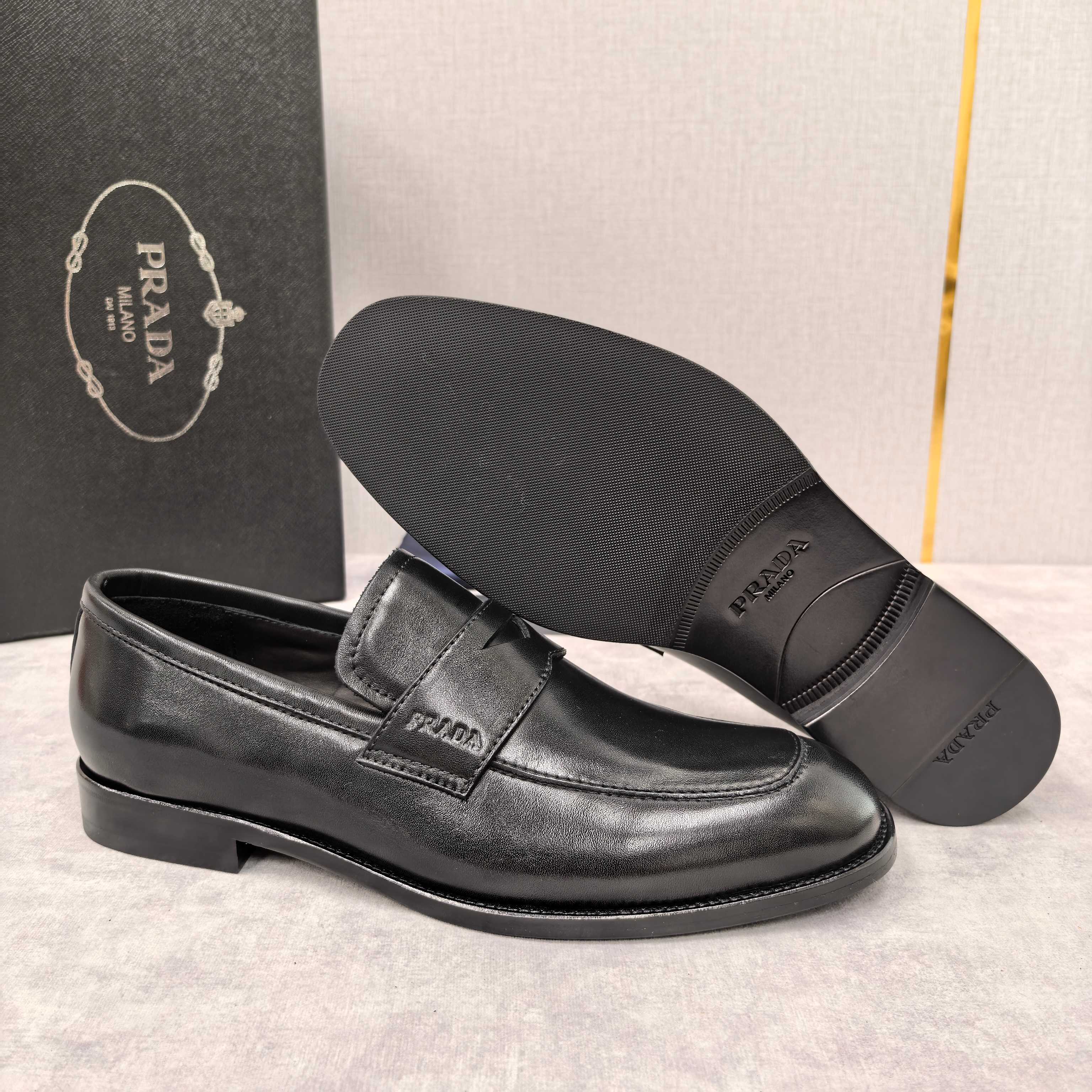 💋💍P家 渠道精品 Prad*/普拉-达  新款正装鞋 Saffiano系列男士皮革乐福鞋  采用进口小