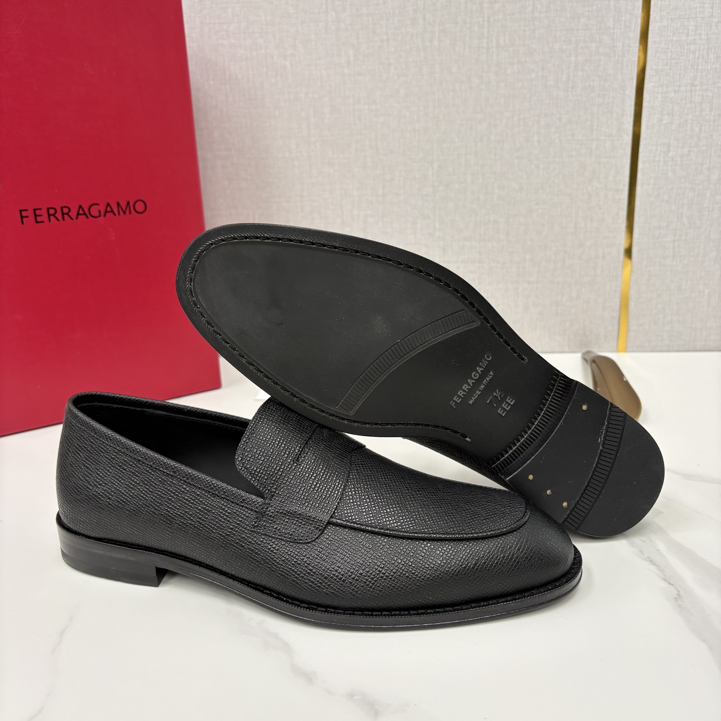 💋💍 SF 菲拉** 专柜同步新款 男士便鞋 可休闲可正装莫卡辛乐福皮鞋 经典造型体现正装时髦魅力，全新