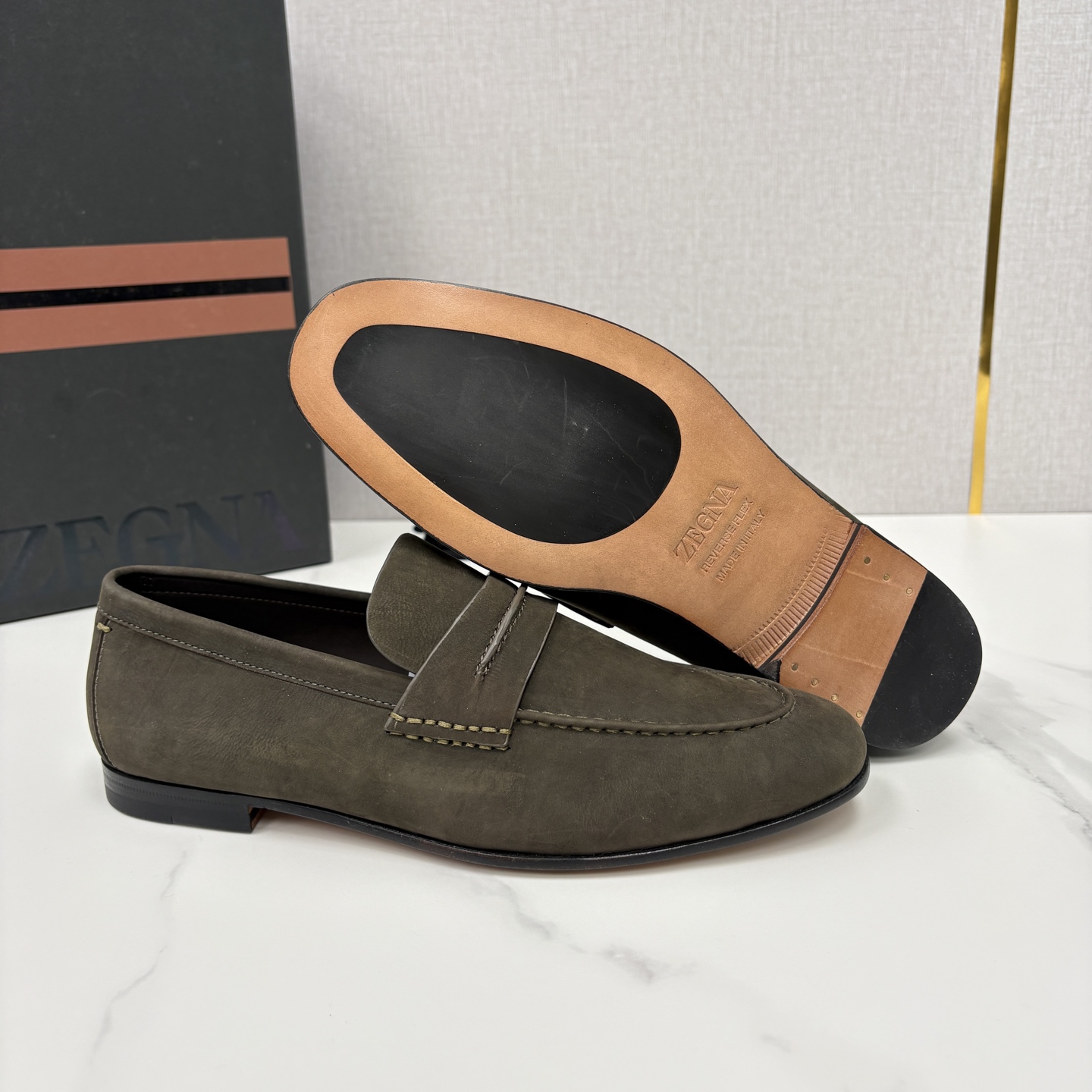 💋💍 Zegn* 杰尼～亚 新款乐福鞋皮鞋 这款 MOCASSIN粒面乐福皮鞋 以小牛面擦色皮/精品磨砂