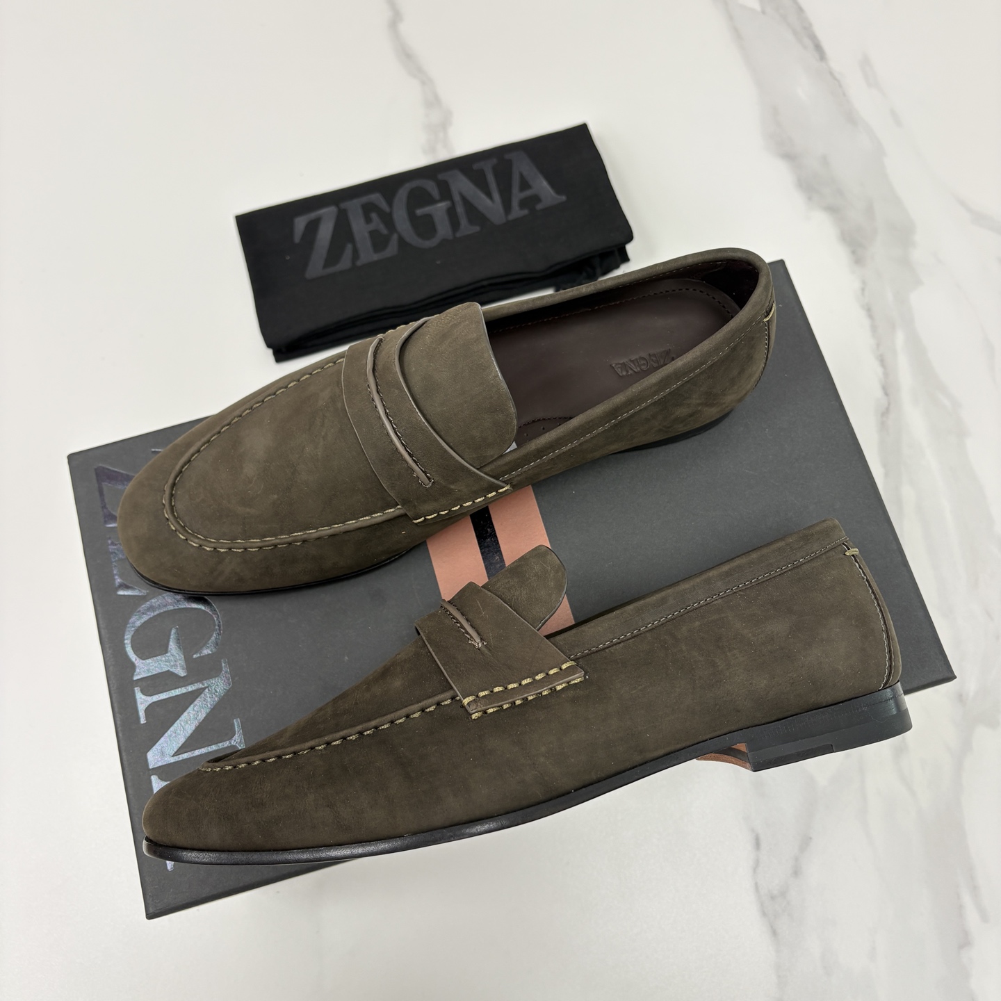 💋💍 Zegn* 杰尼～亚 新款乐福鞋皮鞋 这款 MOCASSIN粒面乐福皮鞋 以小牛面擦色皮/精品磨砂