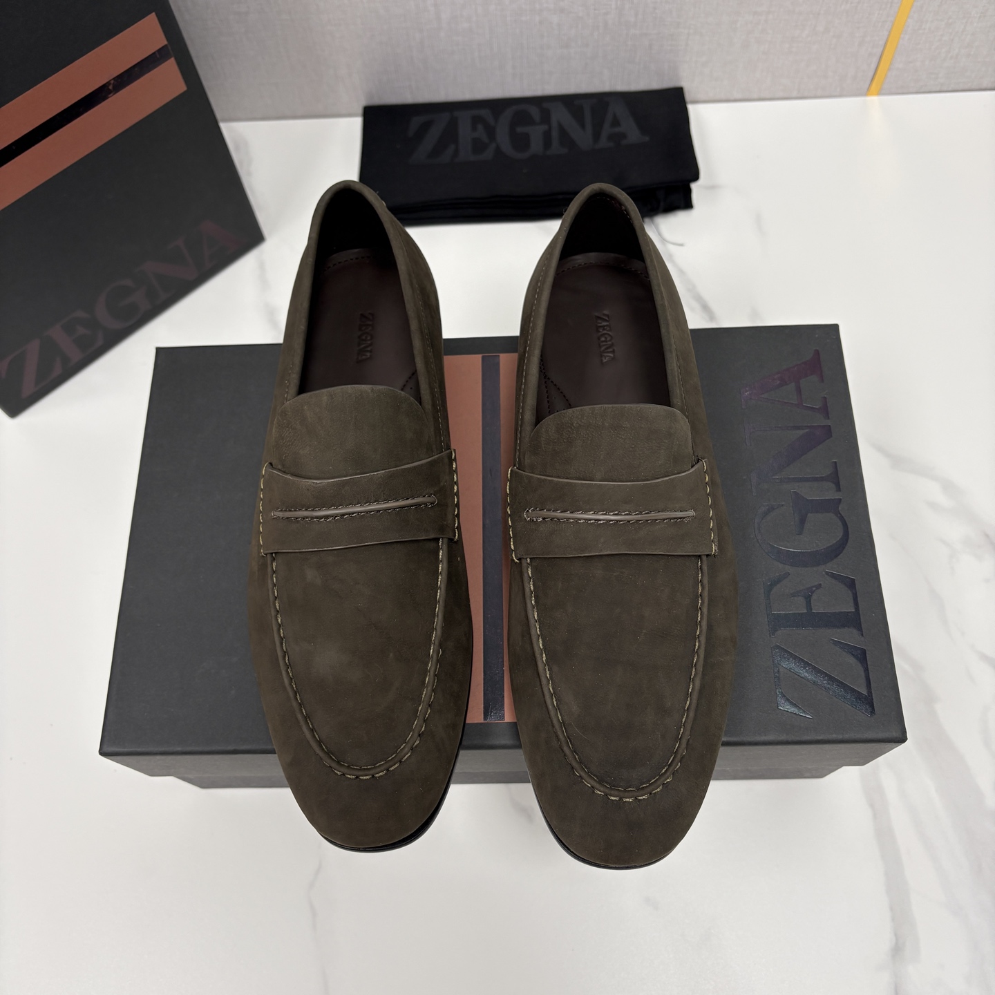 💋💍 Zegn* 杰尼～亚 新款乐福鞋皮鞋 这款 MOCASSIN粒面乐福皮鞋 以小牛面擦色皮/精品磨砂