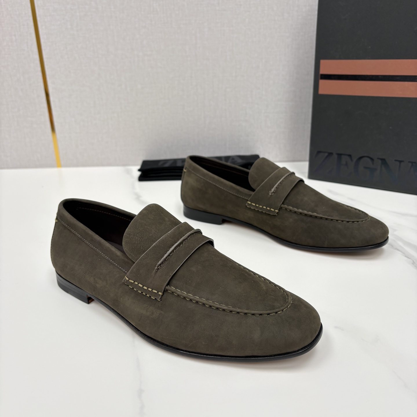 💋💍 Zegn* 杰尼～亚 新款乐福鞋皮鞋 这款 MOCASSIN粒面乐福皮鞋 以小牛面擦色皮/精品磨砂