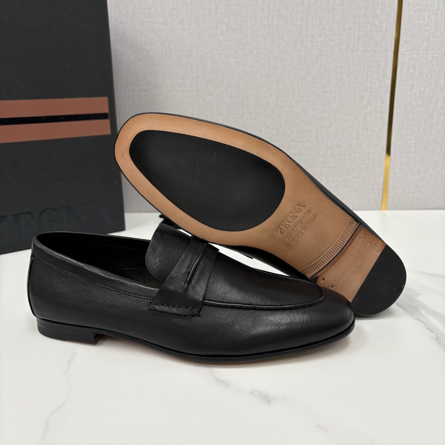 💋💍 Zegn* 杰尼～亚 新款乐福鞋皮鞋 这款 MOCASSIN粒面乐福皮鞋 以小牛面擦色皮/精品磨砂