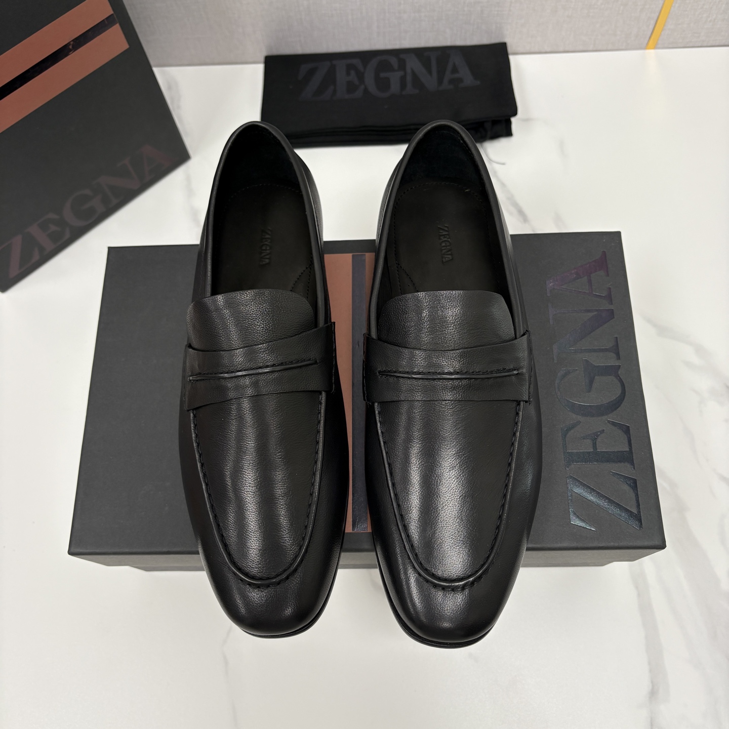 💋💍 Zegn* 杰尼～亚 新款乐福鞋皮鞋 这款 MOCASSIN粒面乐福皮鞋 以小牛面擦色皮/精品磨砂