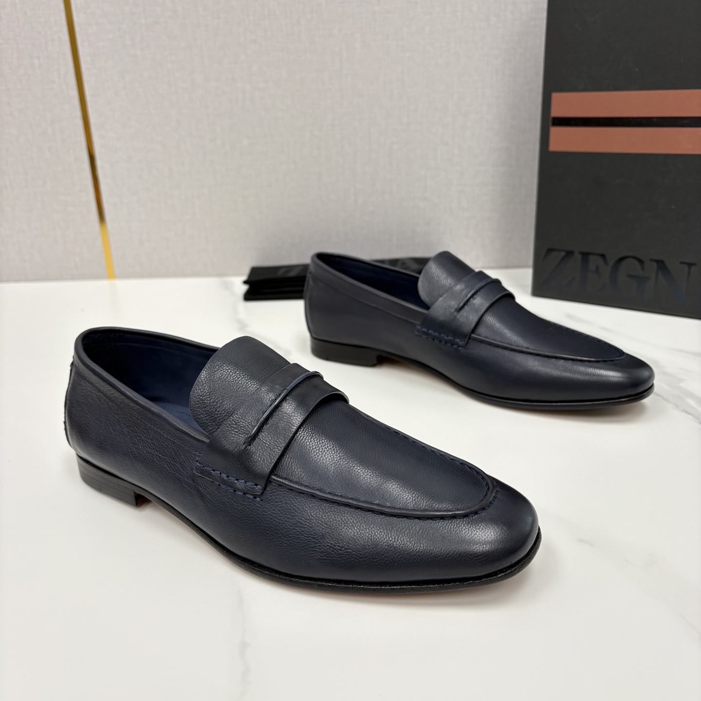 💋💍 Zegn* 杰尼～亚 新款乐福鞋皮鞋 这款 MOCASSIN粒面乐福皮鞋 以小牛面擦色皮/精品磨砂