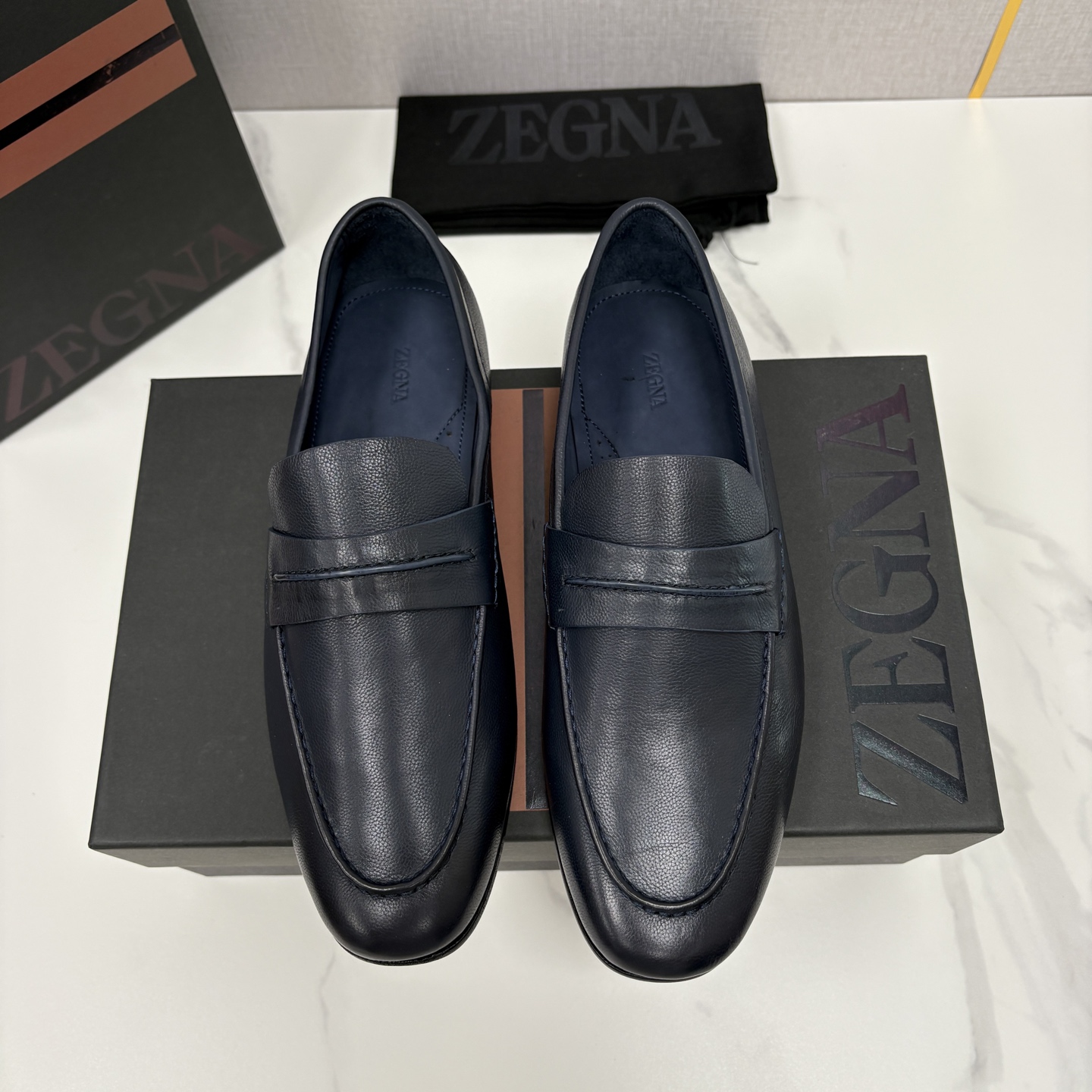 💋💍 Zegn* 杰尼～亚 新款乐福鞋皮鞋 这款 MOCASSIN粒面乐福皮鞋 以小牛面擦色皮/精品磨砂