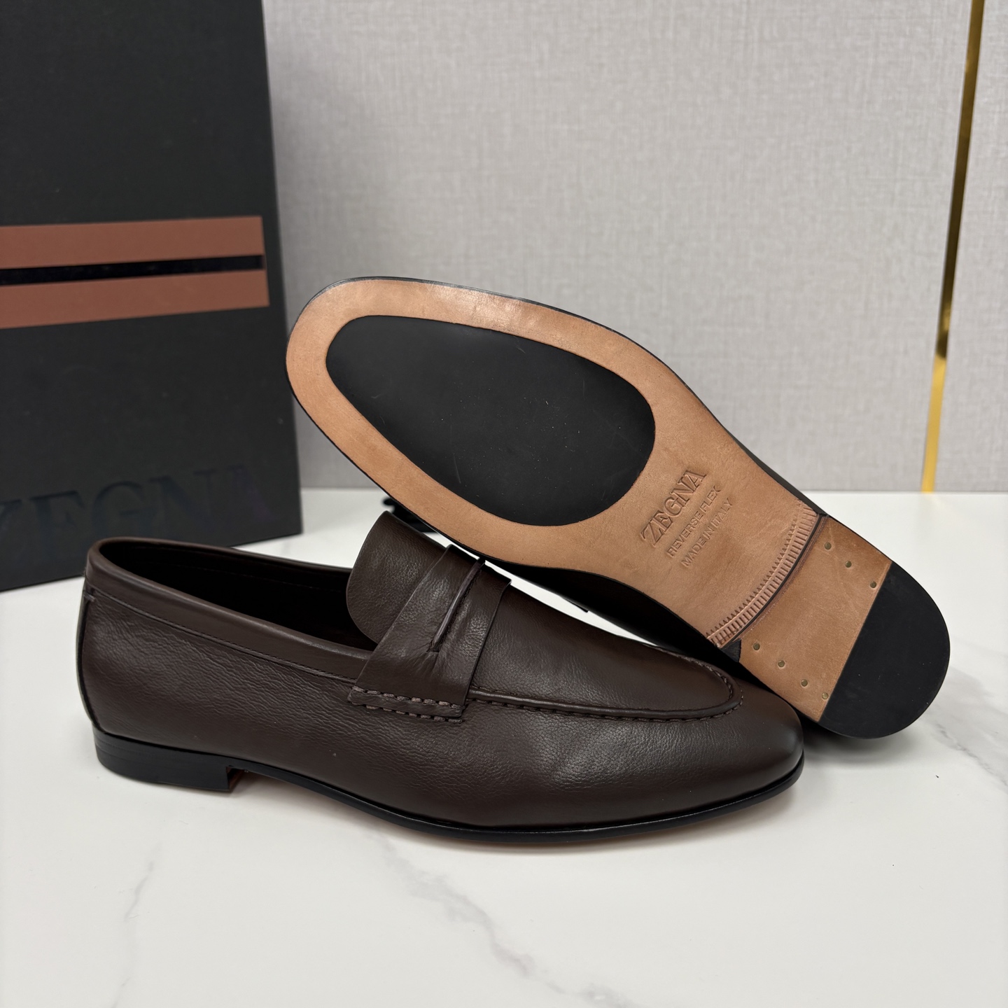 💋💍 Zegn* 杰尼～亚 新款乐福鞋皮鞋 这款 MOCASSIN粒面乐福皮鞋 以小牛面擦色皮/精品磨砂