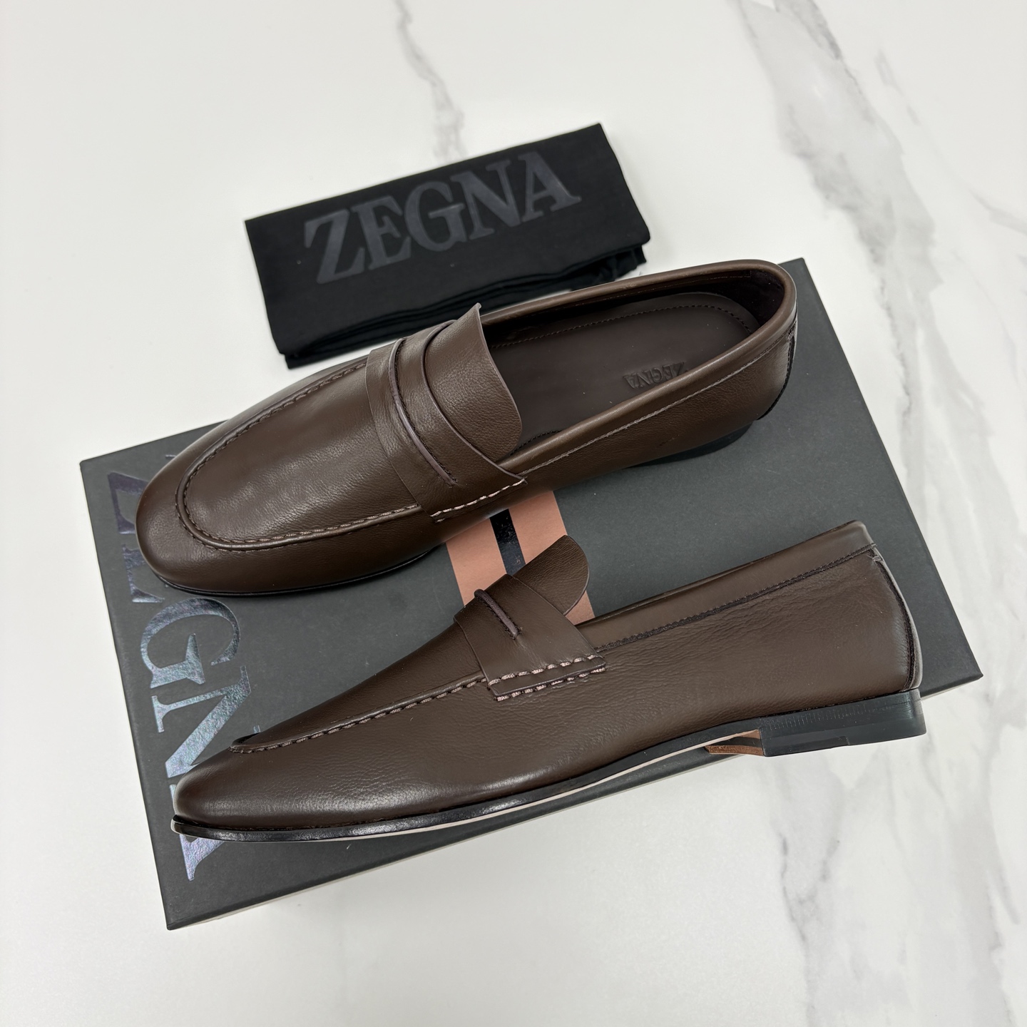 💋💍 Zegn* 杰尼～亚 新款乐福鞋皮鞋 这款 MOCASSIN粒面乐福皮鞋 以小牛面擦色皮/精品磨砂