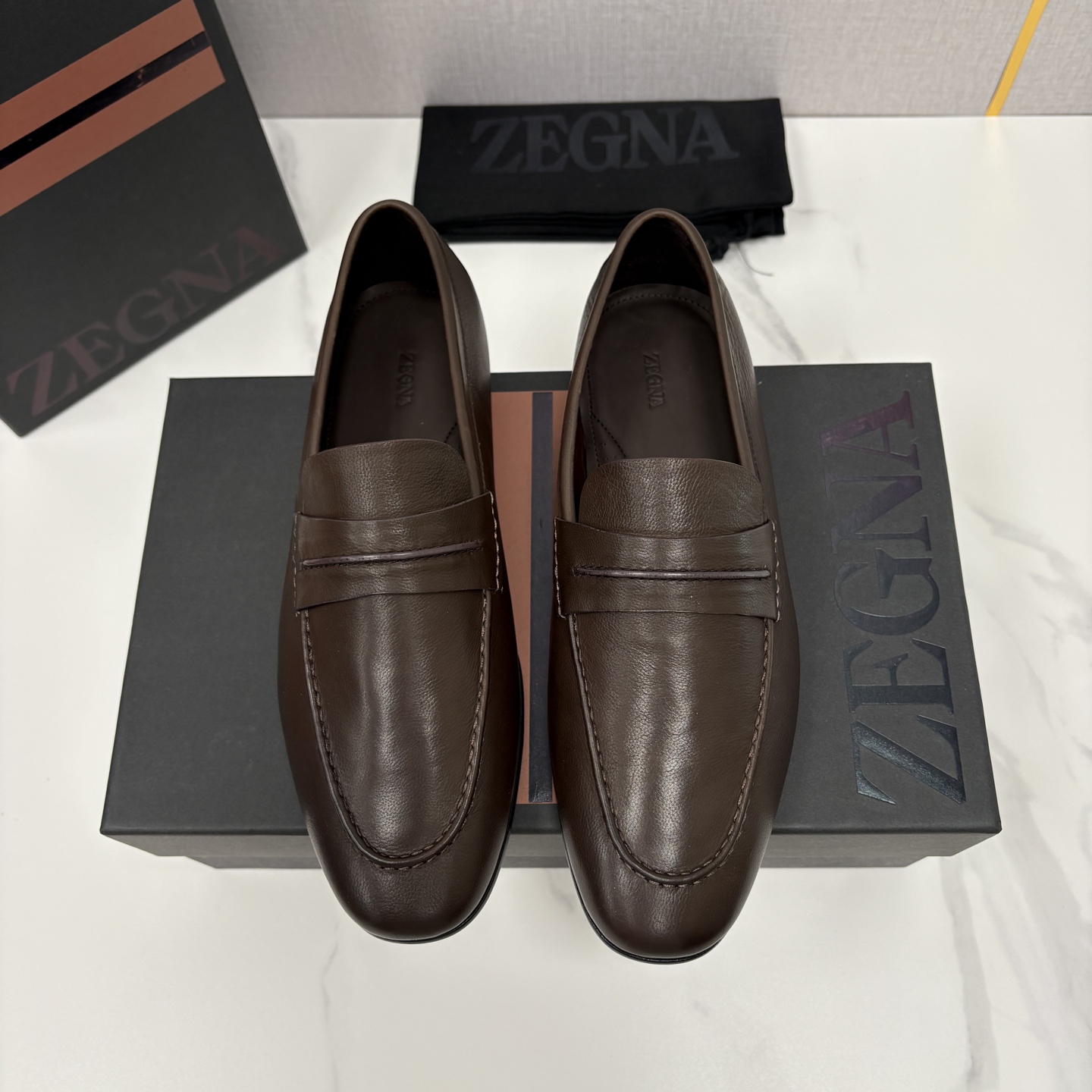 💋💍 Zegn* 杰尼～亚 新款乐福鞋皮鞋 这款 MOCASSIN粒面乐福皮鞋 以小牛面擦色皮/精品磨砂