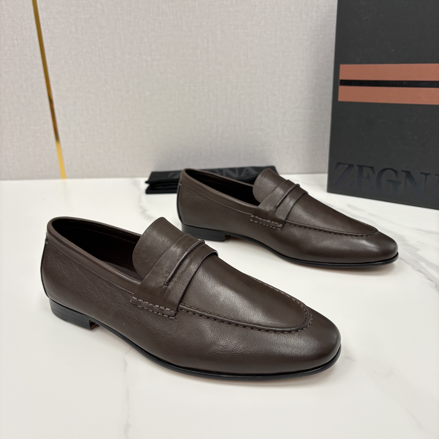 💋💍 Zegn* 杰尼～亚 新款乐福鞋皮鞋 这款 MOCASSIN粒面乐福皮鞋 以小牛面擦色皮/精品磨砂