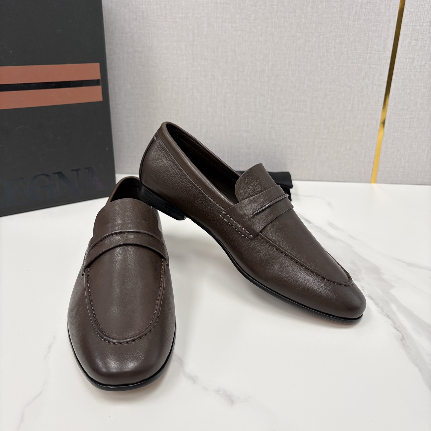 💋💍 Zegn* 杰尼～亚 新款乐福鞋皮鞋 这款 MOCASSIN粒面乐福皮鞋 以小牛面擦色皮/精品磨砂