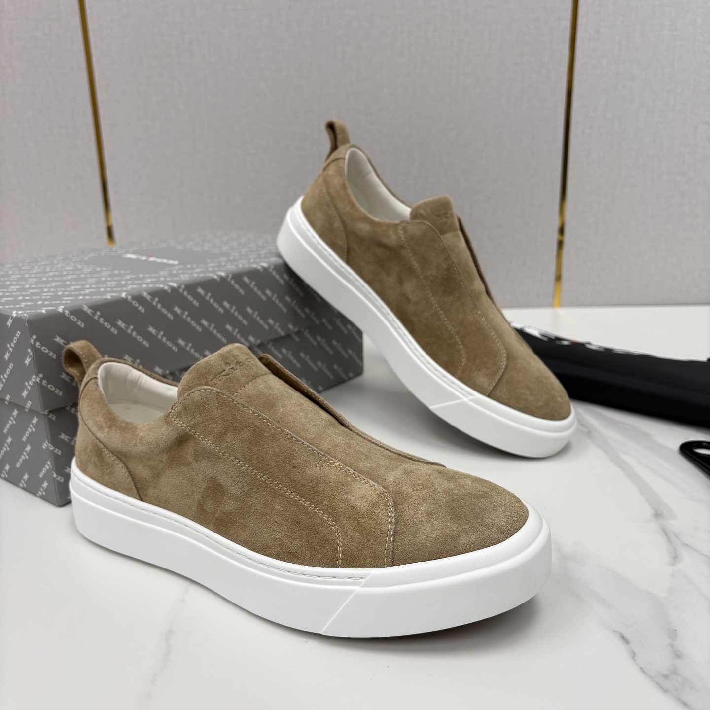 💋💍 Kito*n 新品 男士拼色厚底休闲鞋 鞋面采用高丝光磨砂牛皮+优质小牛皮的拼接设计，磨砂皮细腻软