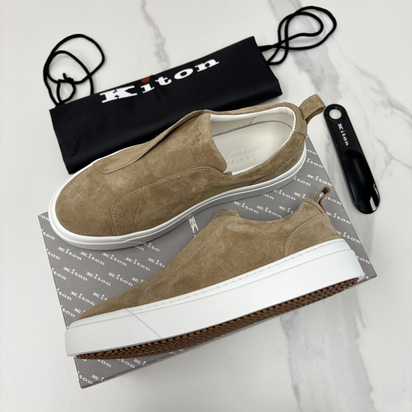 💋💍 Kito*n 新品 男士拼色厚底休闲鞋 鞋面采用高丝光磨砂牛皮+优质小牛皮的拼接设计，磨砂皮细腻软