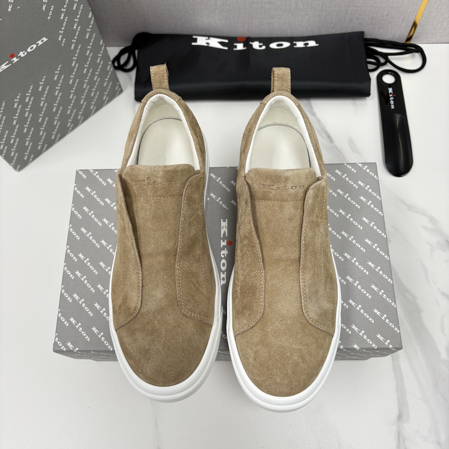 💋💍 Kito*n 新品 男士拼色厚底休闲鞋 鞋面采用高丝光磨砂牛皮+优质小牛皮的拼接设计，磨砂皮细腻软