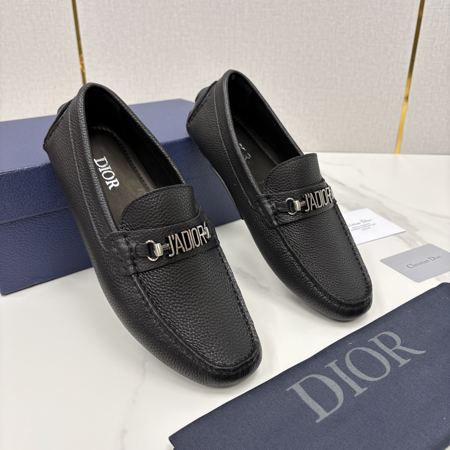 💋💍CD 迪-奥新品 男士套脚豆豆鞋 这款乐福鞋延续标志性的正装鞋履轮廓，以更加优雅的设计呈现。精致手工