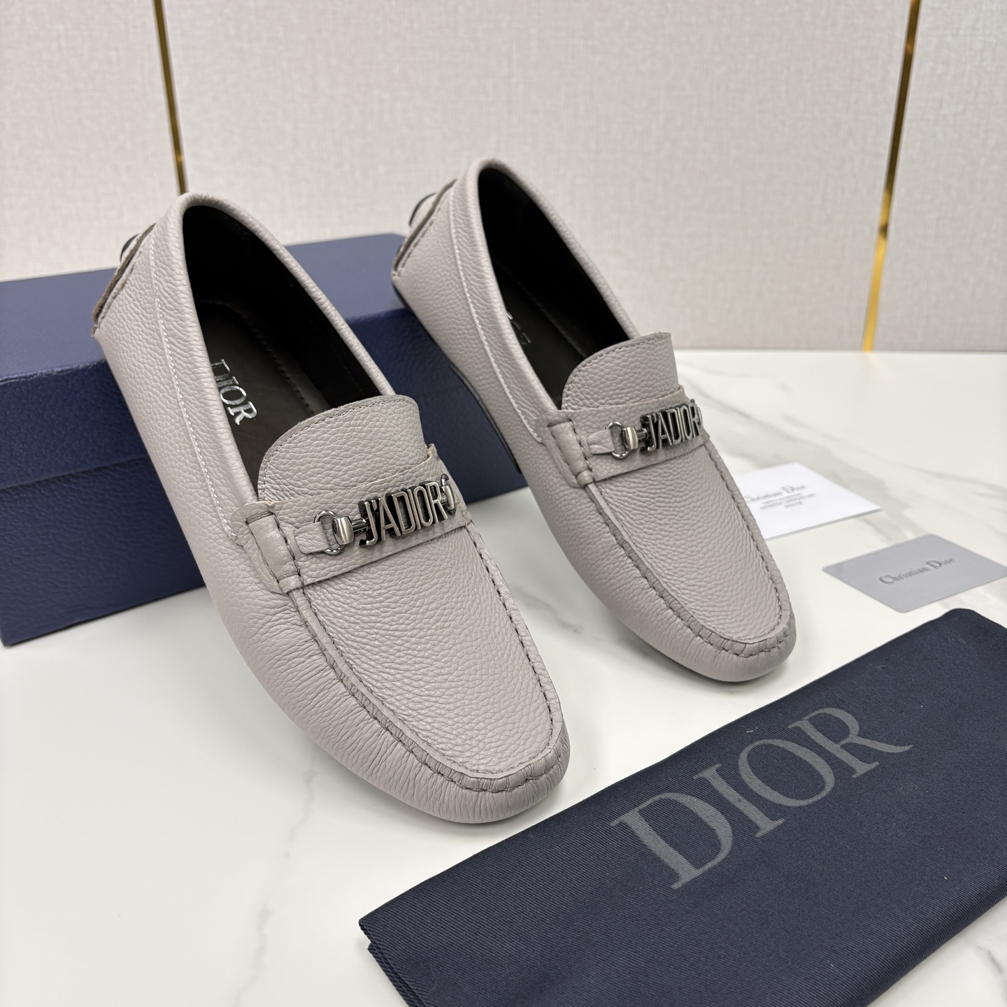 💋💍CD 迪-奥新品 男士套脚豆豆鞋 这款乐福鞋延续标志性的正装鞋履轮廓，以更加优雅的设计呈现。精致手工