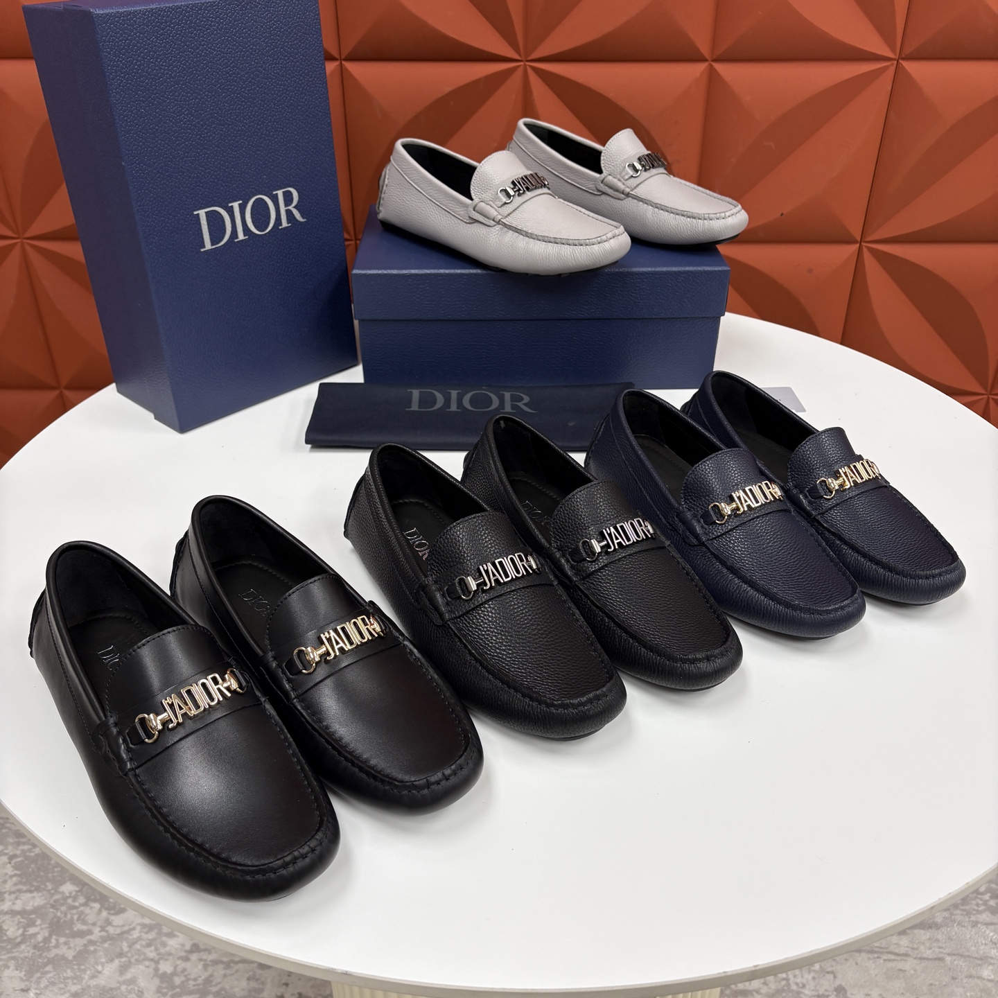 💋💍CD 迪-奥新品 男士套脚豆豆鞋 这款乐福鞋延续标志性的正装鞋履轮廓，以更加优雅的设计呈现。精致手工