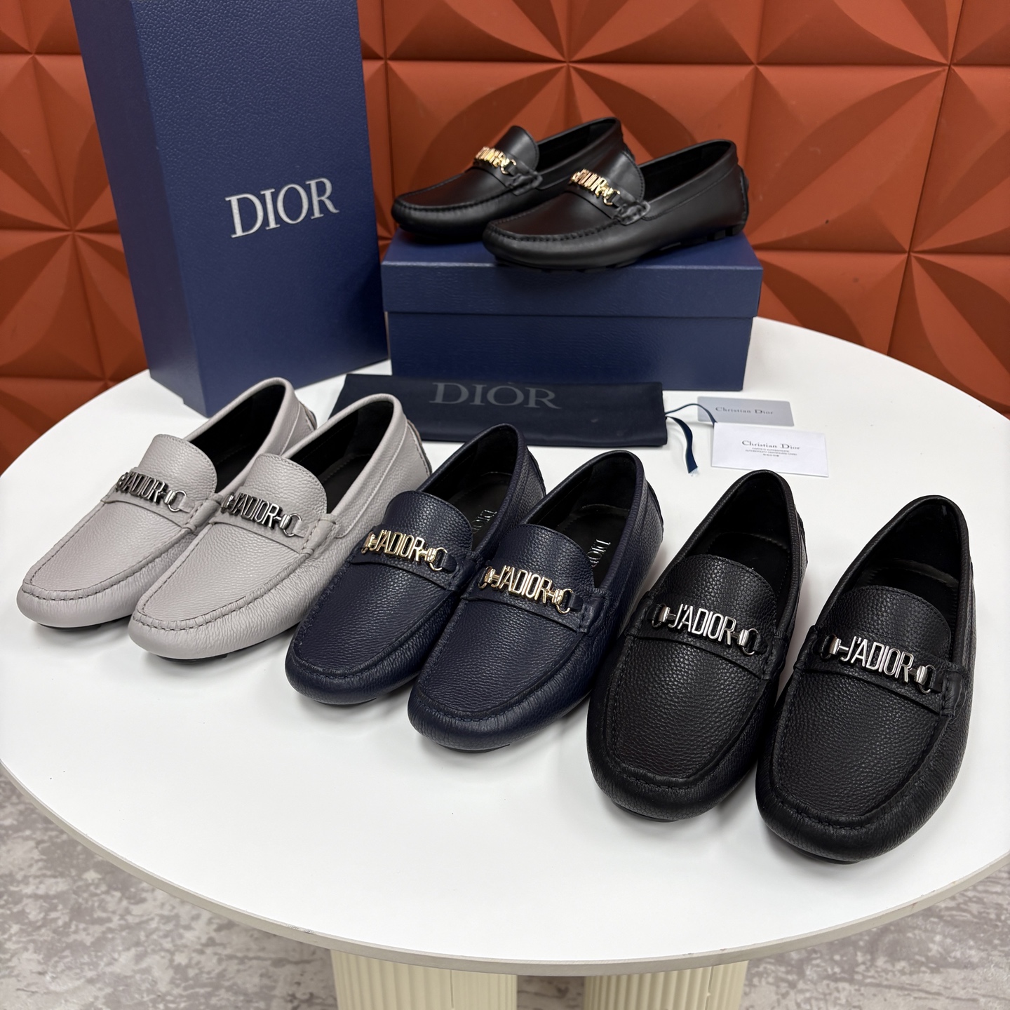 💋💍CD 迪-奥新品 男士套脚豆豆鞋 这款乐福鞋延续标志性的正装鞋履轮廓，以更加优雅的设计呈现。精致手工