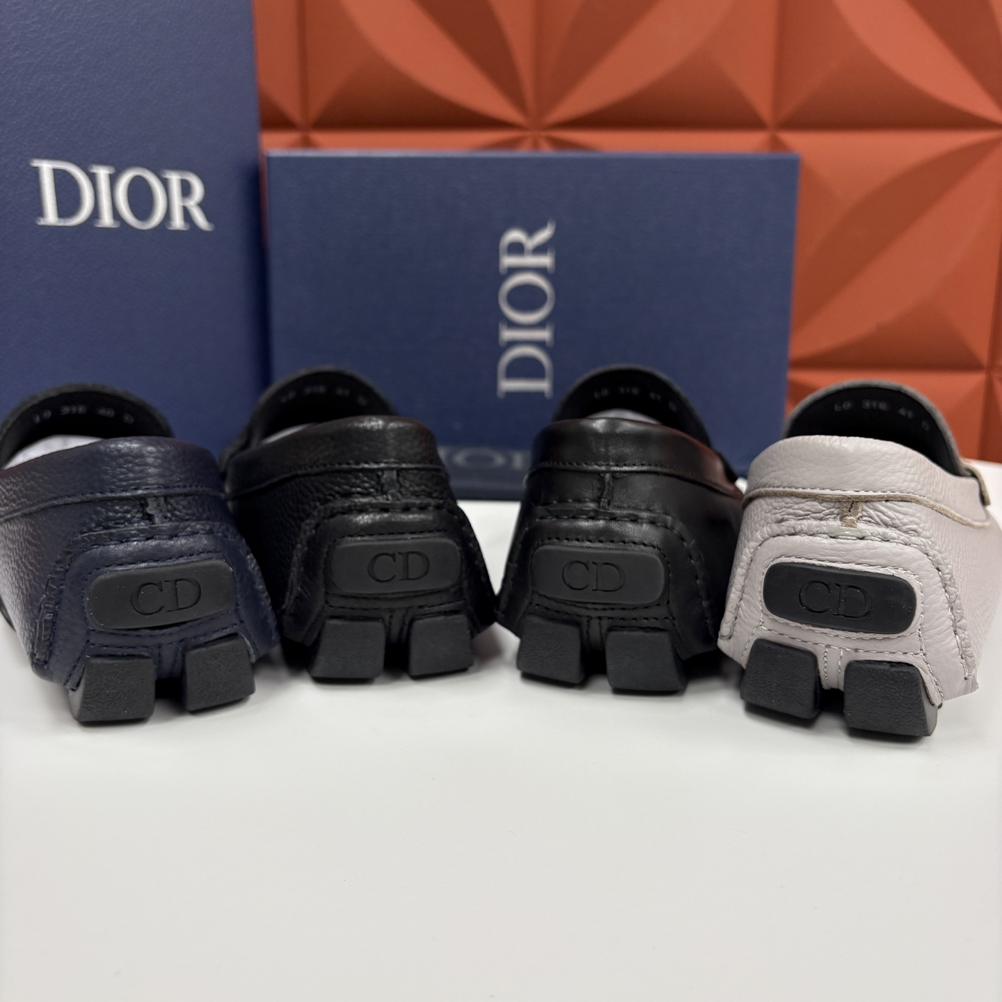 💋💍CD 迪-奥新品 男士套脚豆豆鞋 这款乐福鞋延续标志性的正装鞋履轮廓，以更加优雅的设计呈现。精致手工