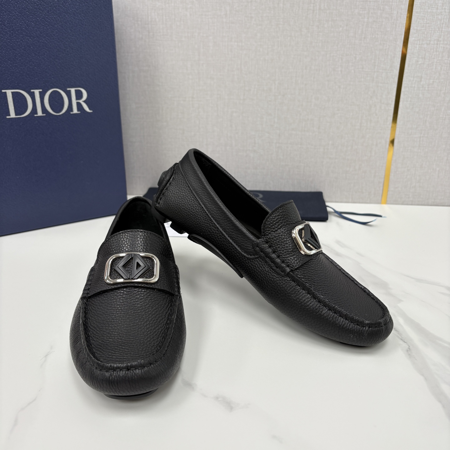 💋💍CD 迪-奥新品 男士套脚豆豆鞋 这款乐福鞋延续标志性的正装鞋履轮廓，以更加优雅的设计呈现。精致手工