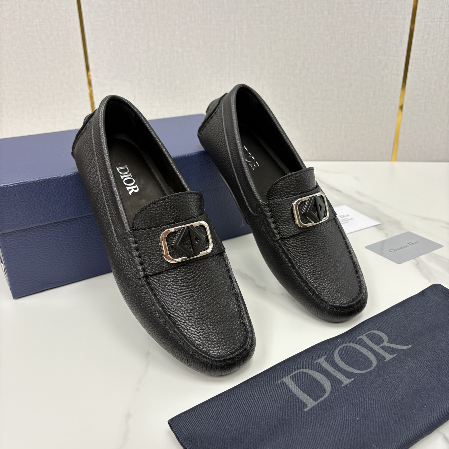 💋💍CD 迪-奥新品 男士套脚豆豆鞋 这款乐福鞋延续标志性的正装鞋履轮廓，以更加优雅的设计呈现。精致手工
